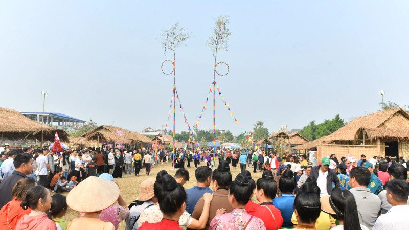 Конкурс бросания шарика привлекает к участию множество туристов и жителей. Конкурс бросания шарика привлекает к участию множество туристов и жителей.