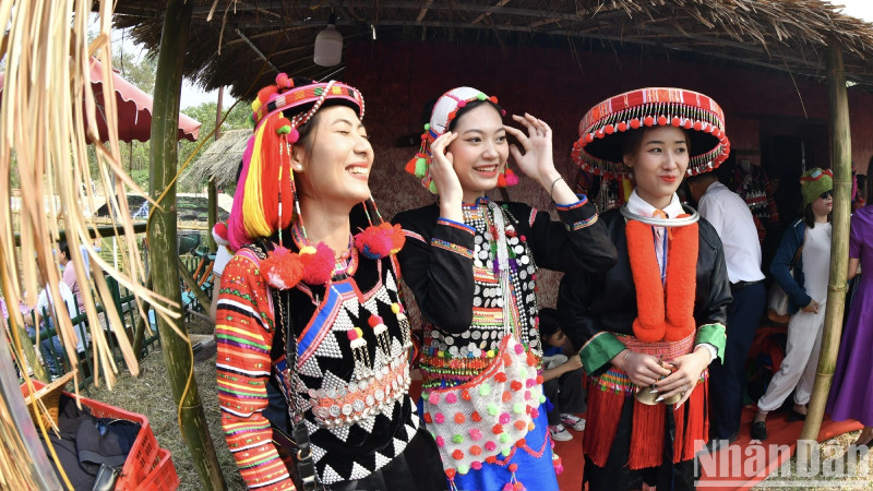 Обаятельная черта высокогорного фестиваля Дьенбьен. Обаятельная черта высокогорного фестиваля Дьенбьен.