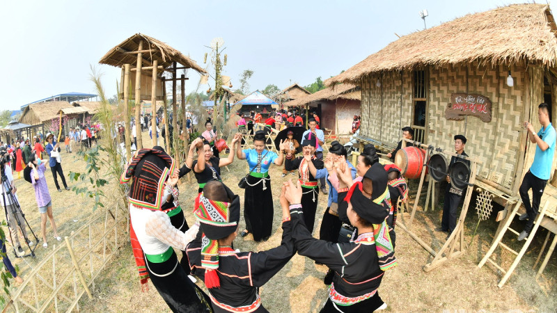 Танцевальный номер «сое» в высокогорном культурном пространстве народности Кхому. Танцевальный номер «сое» в высокогорном культурном пространстве народности Кхому.