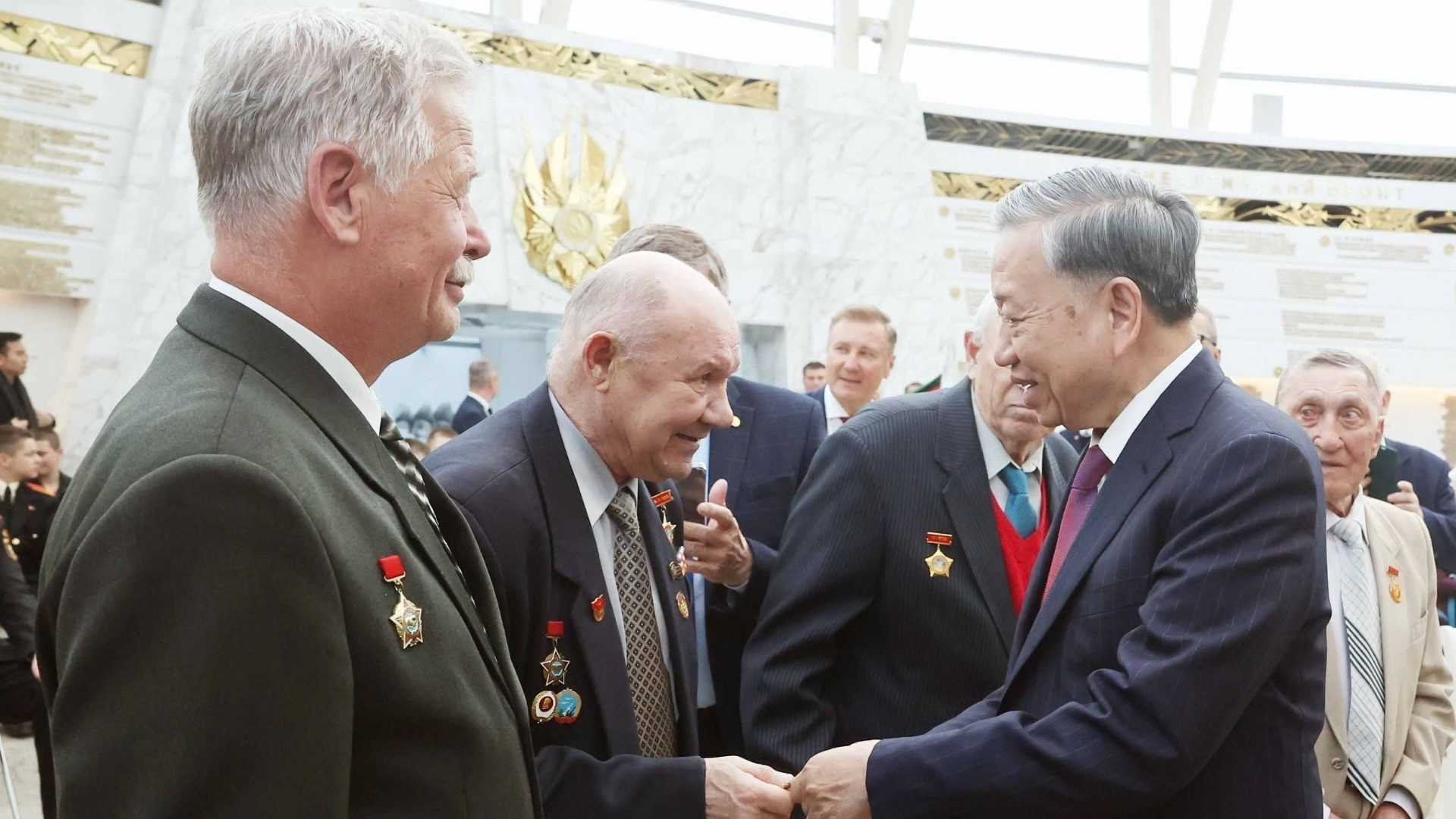 Генеральный секретарь ЦК КПВ То Лам вручает подарки бывшим военнослужащим Беларуси, внёсшим значительный вклад в поддержку Вьетнама. Фото: ВИА Генеральный секретарь ЦК КПВ То Лам вручает подарки бывшим военнослужащим Беларуси, внёсшим значительный вклад в поддержку Вьетнама. Фото: ВИА