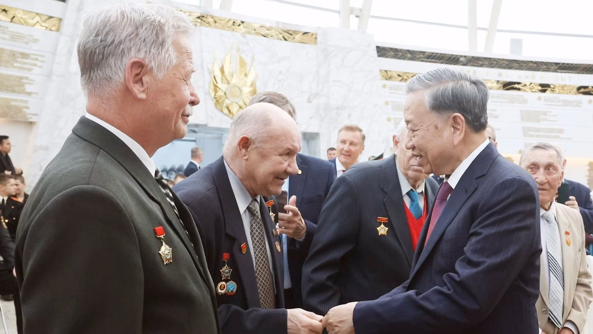 Генеральный секретарь ЦК КПВ То Лам вручает подарки бывшим военнослужащим Беларуси, внёсшим значительный вклад в поддержку Вьетнама. Фото: ВИА