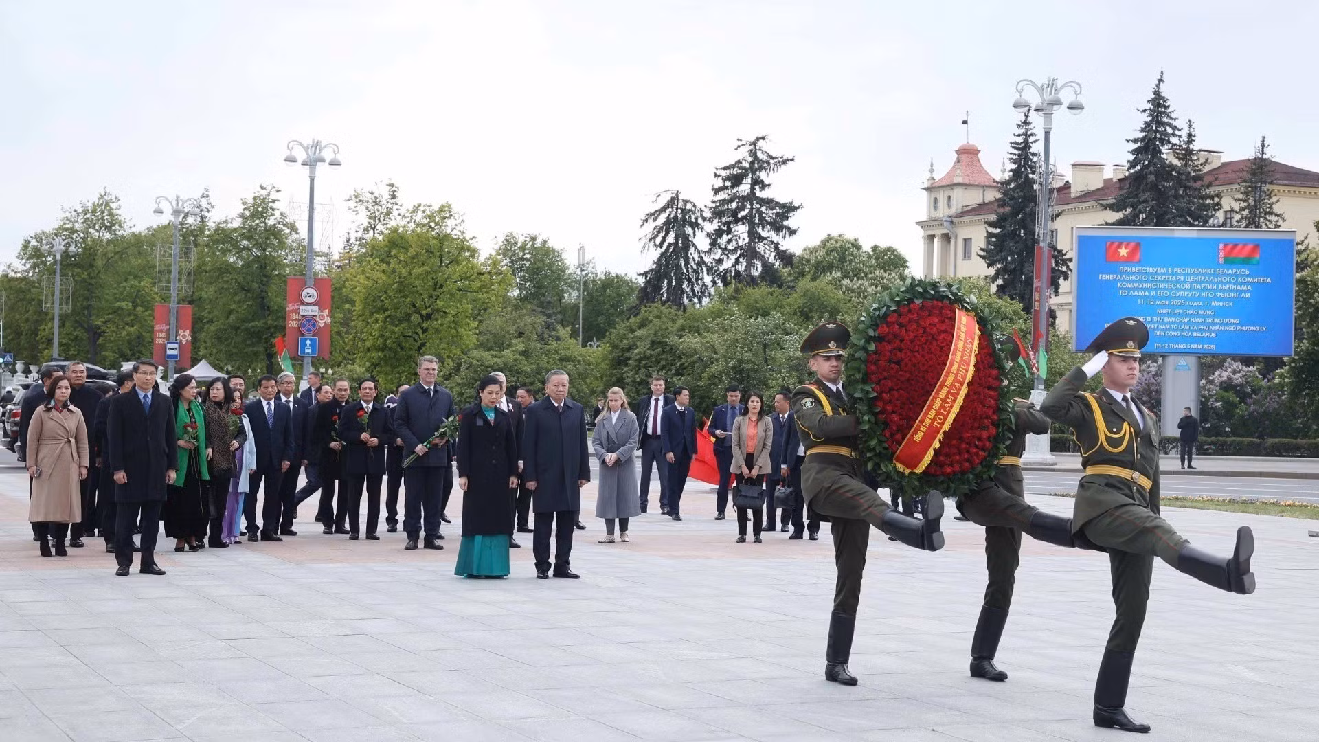 Генеральный секретарь ЦК КПВ То Лам, его супруга и высокопоставленная делегация Вьетнама возлагают цветы к Монументу Победы в Минске. Фото: ВИА