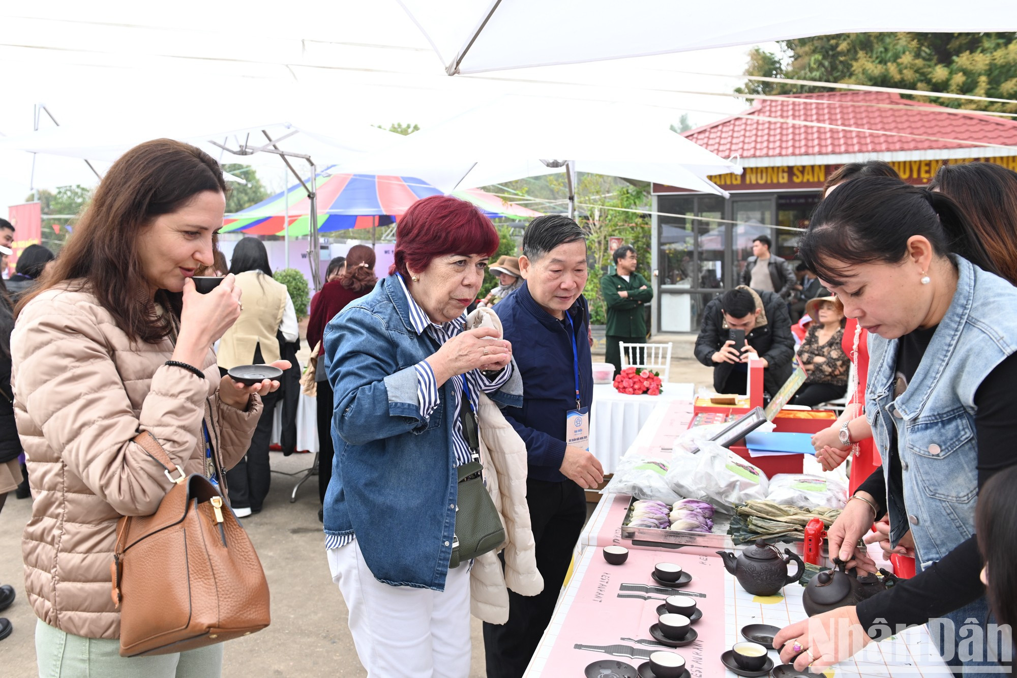 Делегаты наслаждаются лотосовым чаем.