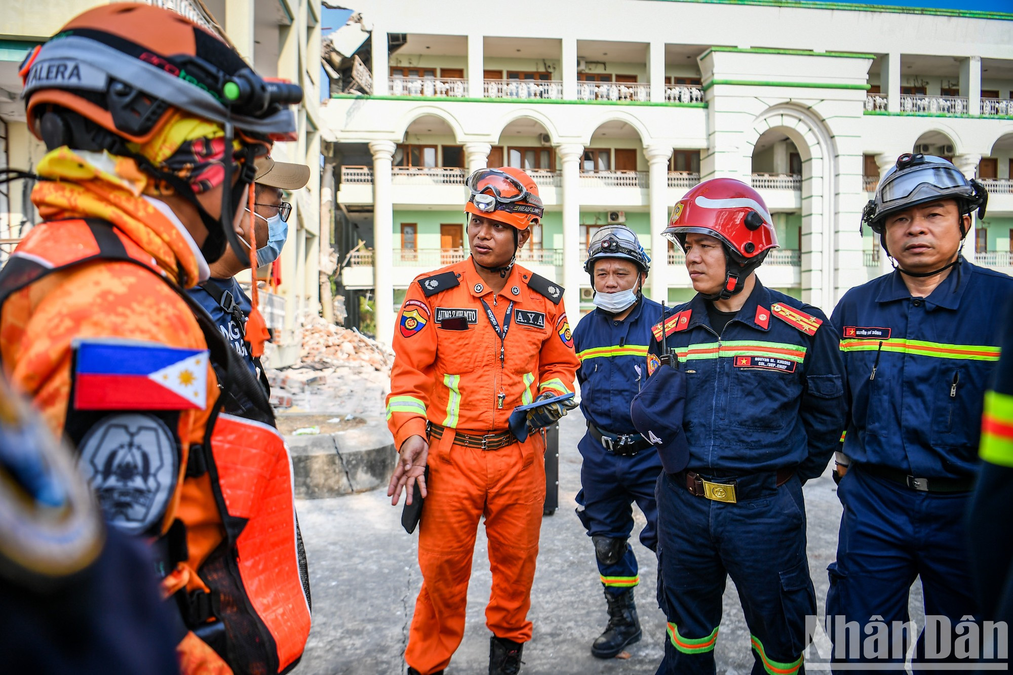 Прибыв на место происшествия, отряд МОБ обсуждает план координации действий с международными спасательными силами. Прибыв на место происшествия, отряд МОБ обсуждает план координации действий с международными спасательными силами.