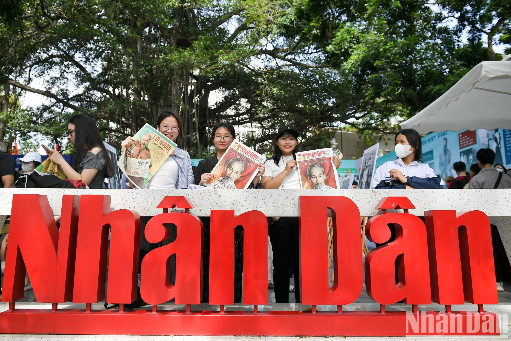 Радость читателей, получивших спецвыпуски газеты «Нянзан». Радость читателей, получивших спецвыпуски газеты «Нянзан».