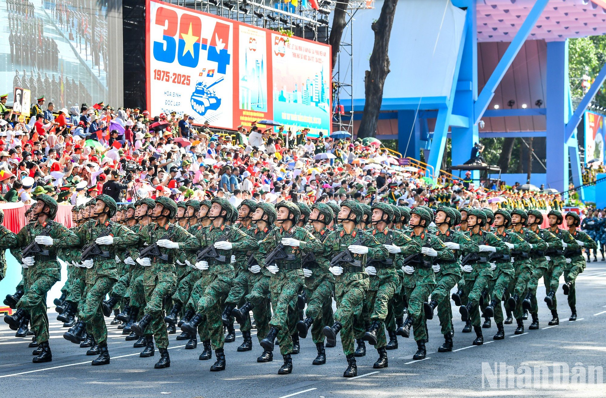 Парадная коробка военнослужащих радиоэлектронных войск. Парадная коробка военнослужащих радиоэлектронных войск.