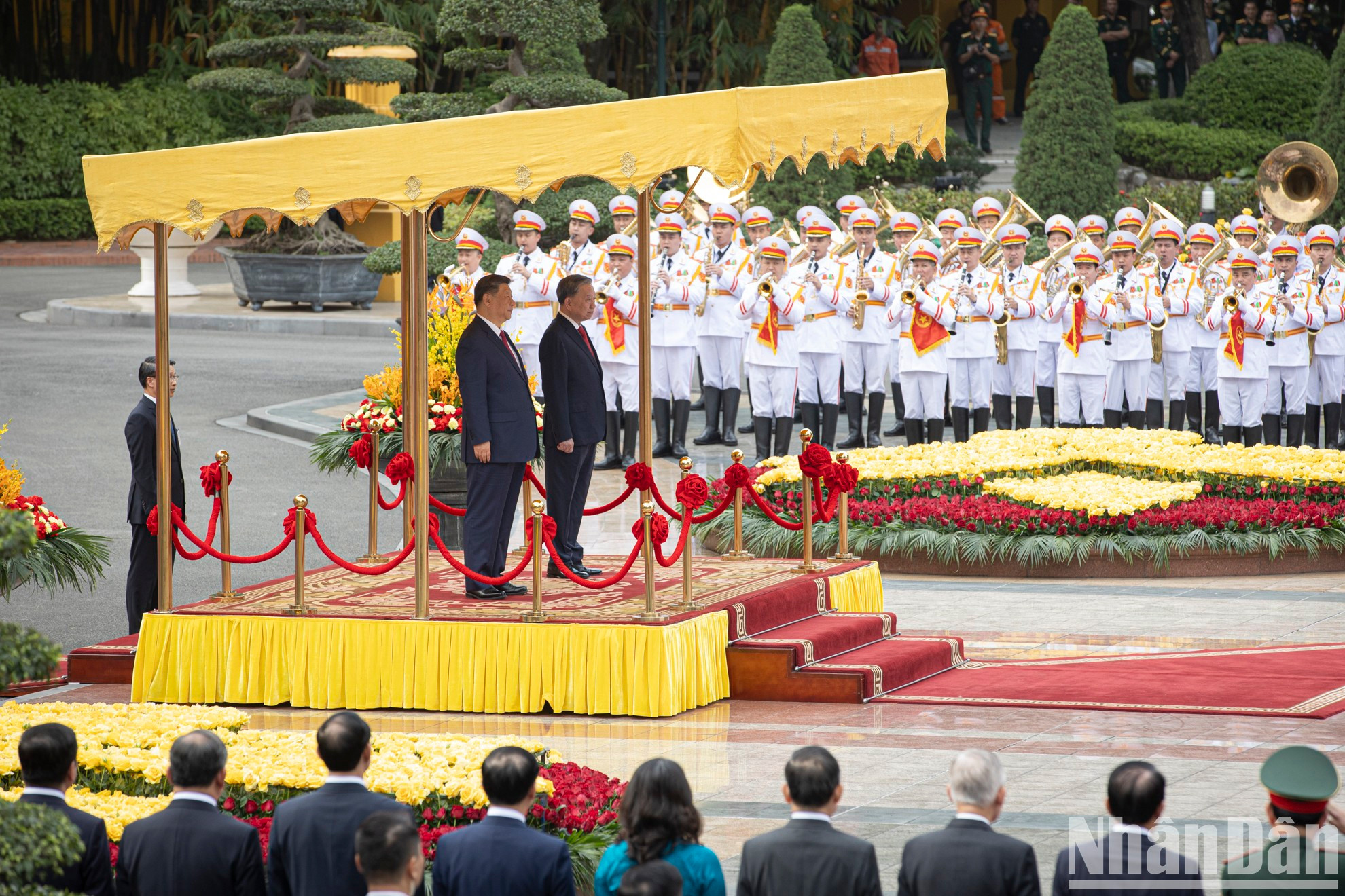 Генеральный секретарь ЦК КПВ То Лам и Генеральный секретарь ЦК КПК, Председатель Китая Си Цзиньпин на церемонии. Генеральный секретарь ЦК КПВ То Лам и Генеральный секретарь ЦК КПК, Председатель Китая Си Цзиньпин на церемонии.