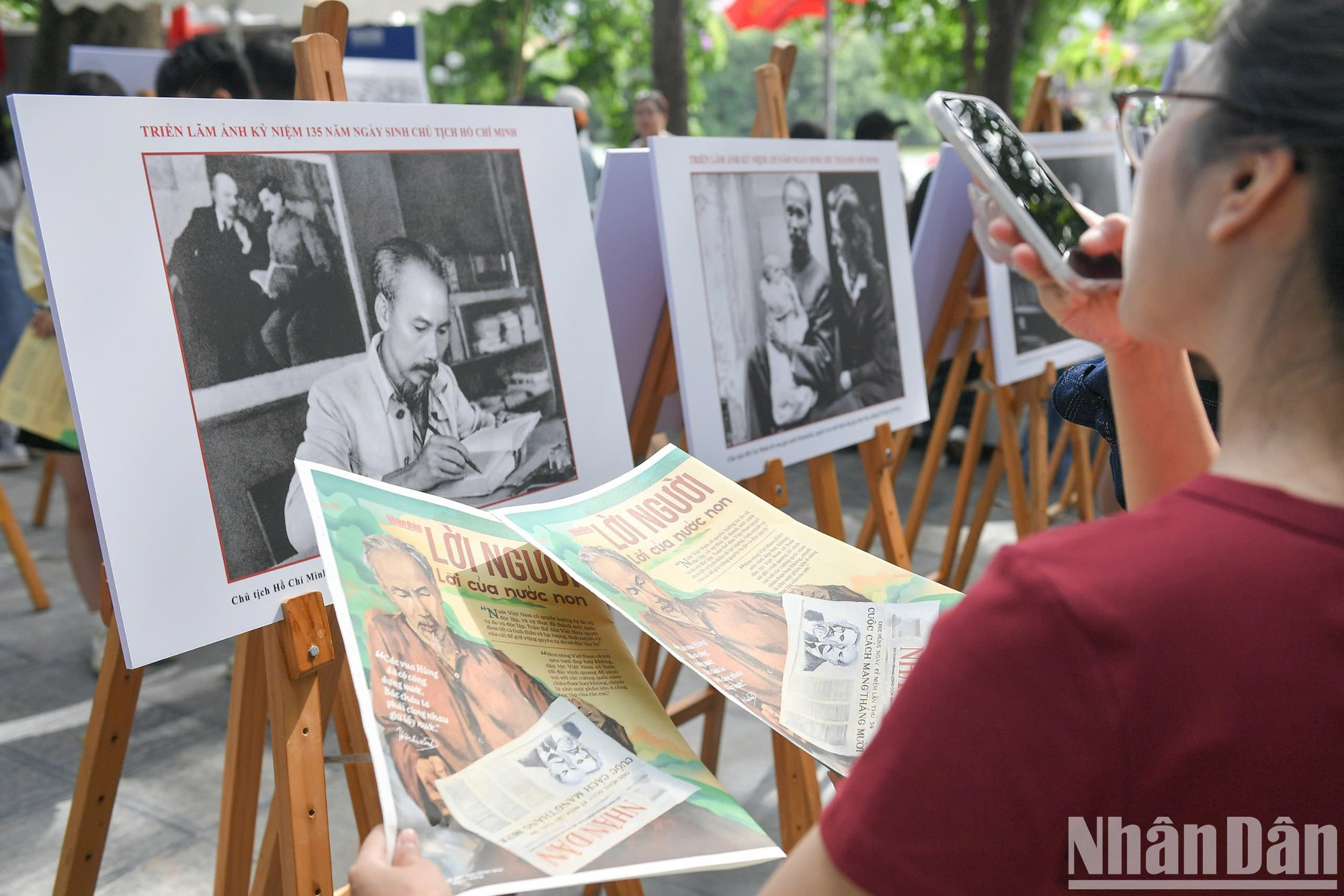 Посетители знакомятся с технологией, интегрированной в спецвыпуски газеты. Посетители знакомятся с технологией, интегрированной в спецвыпуски газеты.