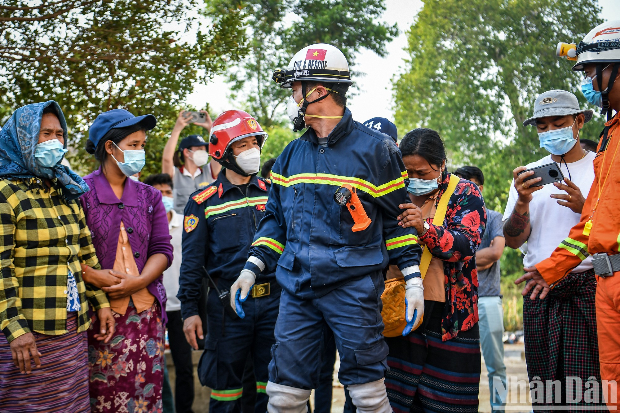 Люди выражают благодарность сотрудникам Министерства общественной безопасности Вьетнама. Люди выражают благодарность сотрудникам Министерства общественной безопасности Вьетнама.