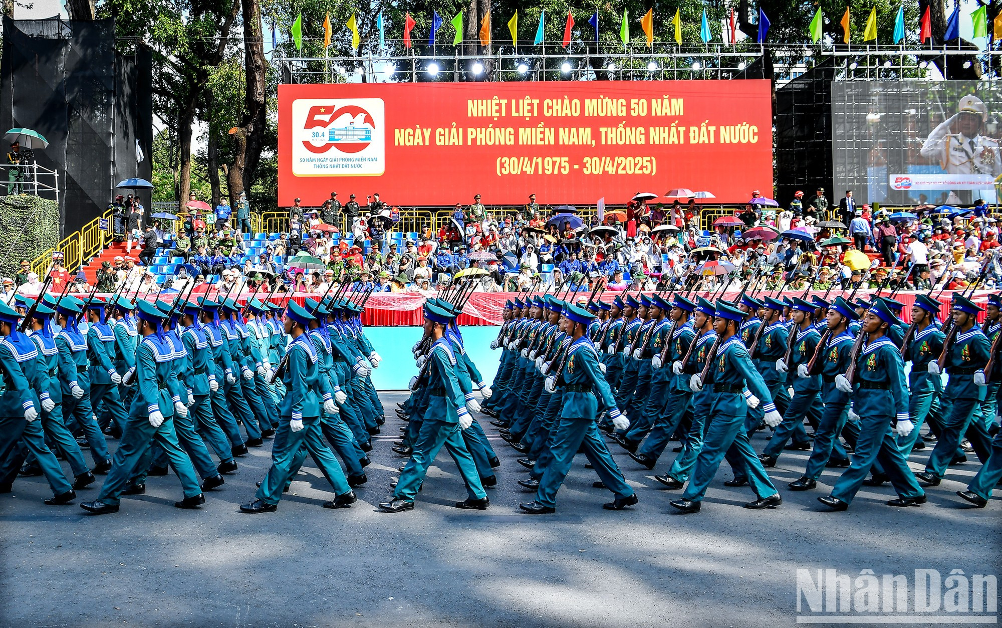 Четкие и слаженные шаги участников генеральной репетиции создают величественную атмосферу мероприятия. Четкие и слаженные шаги участников генеральной репетиции создают величественную атмосферу мероприятия.