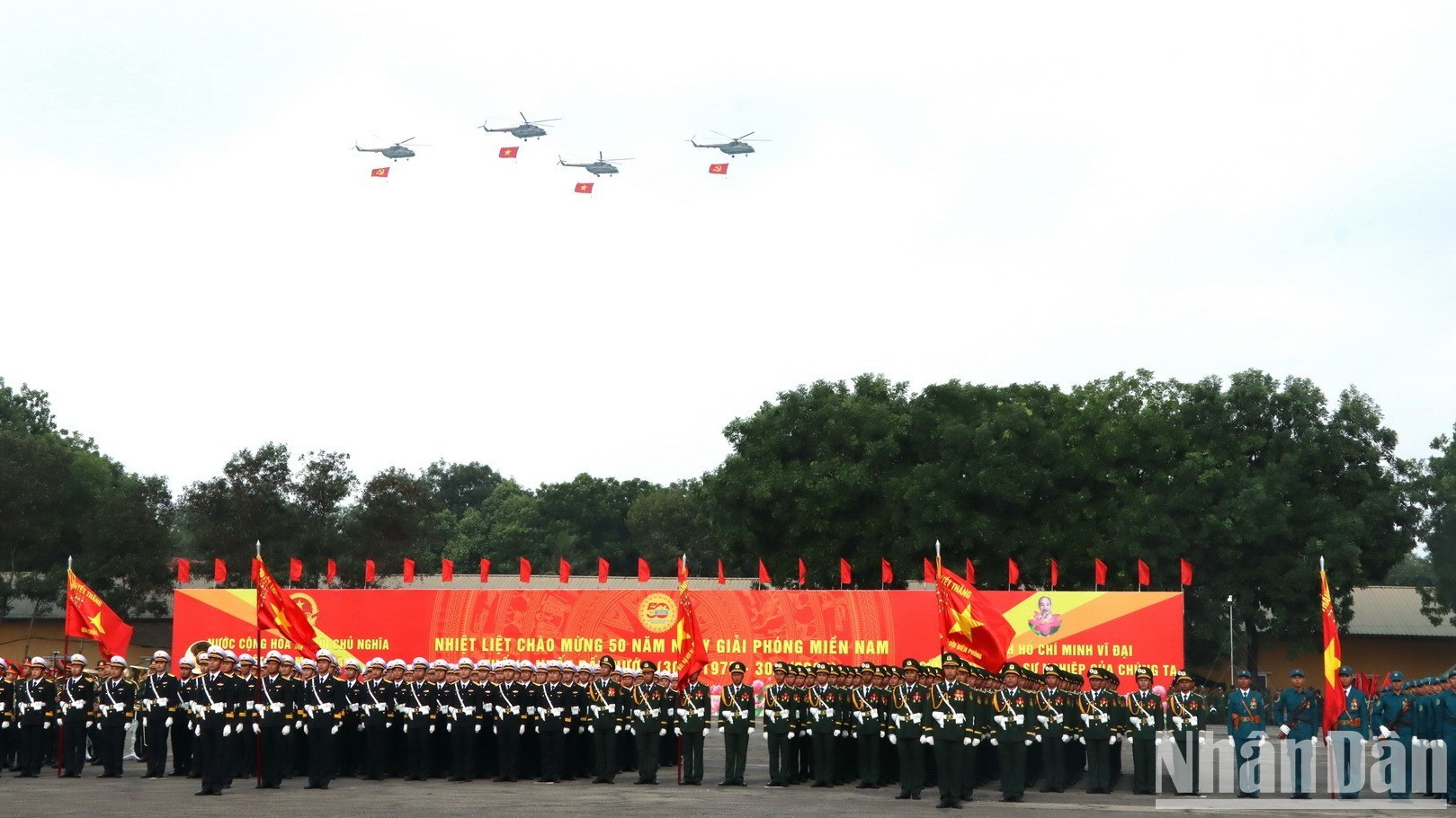 Военно-воздушные силы вознесли в небо партийный и государственный флаги в знак начала репетиции. Военно-воздушные силы вознесли в небо партийный и государственный флаги в знак начала репетиции.