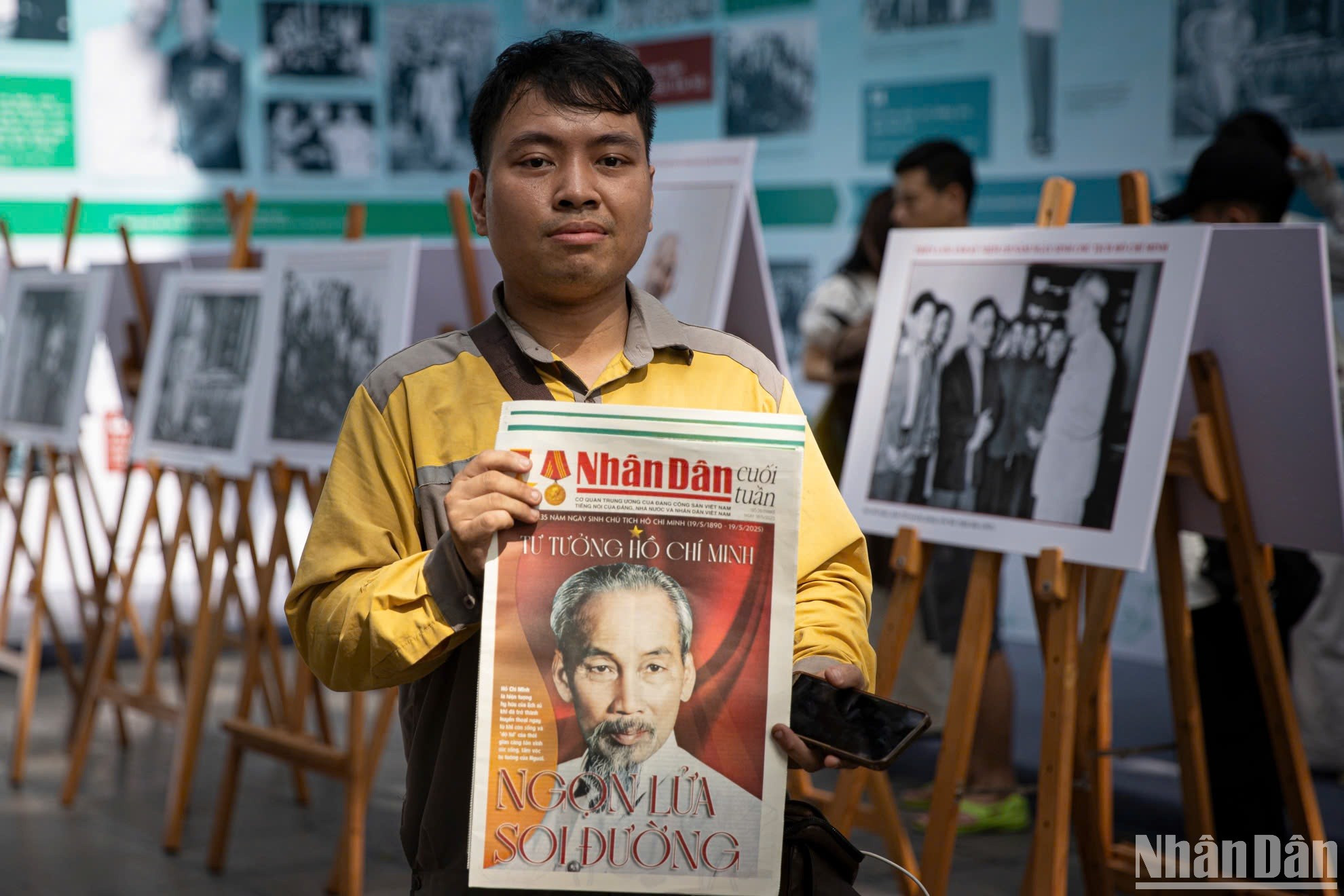 Господин Дао Дык Нгиа сразу после ночной смены пришёл на выставку, чтобы получить специальное издание газеты «Нянзан». Фото: Шон Тунг Господин Дао Дык Нгиа сразу после ночной смены пришёл на выставку, чтобы получить специальное издание газеты «Нянзан». Фото: Шон Тунг