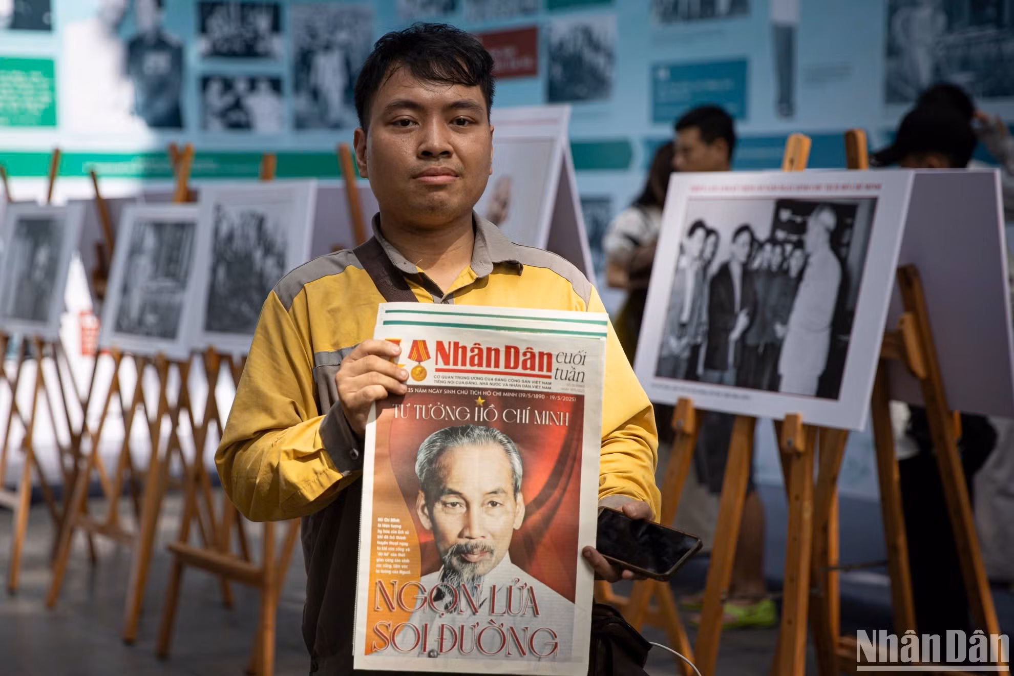 Господин Дао Дык Нгиа сразу после ночной смены пришёл на выставку, чтобы получить специальное издание газеты «Нянзан». Фото: Шон Тунг