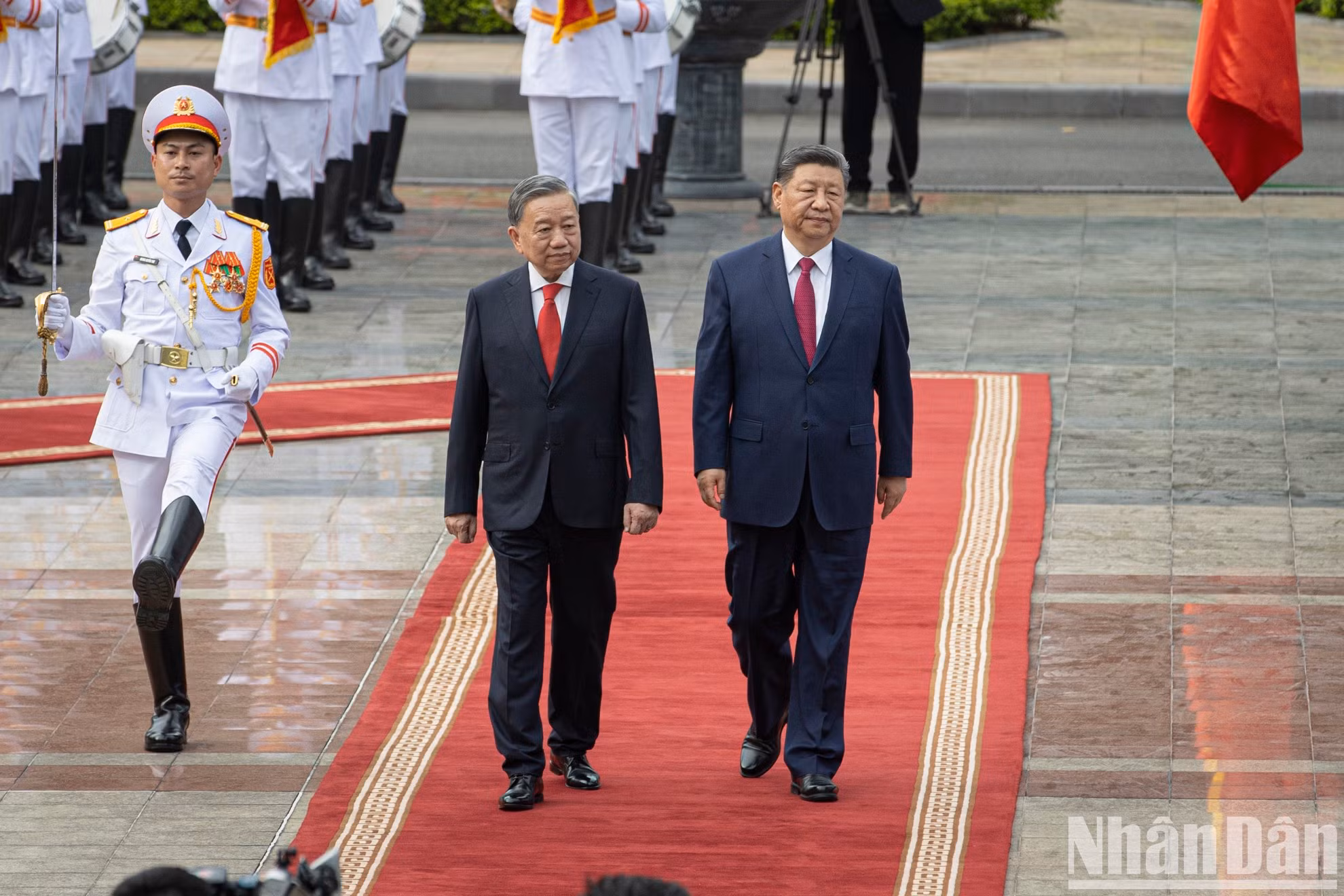 Генеральный секретарь ЦК КПВ То Лам и Генеральный секретарь ЦК КПК, Председатель Китая Си Цзиньпин обходят строй почетного караула Вьетнамской народной армии.