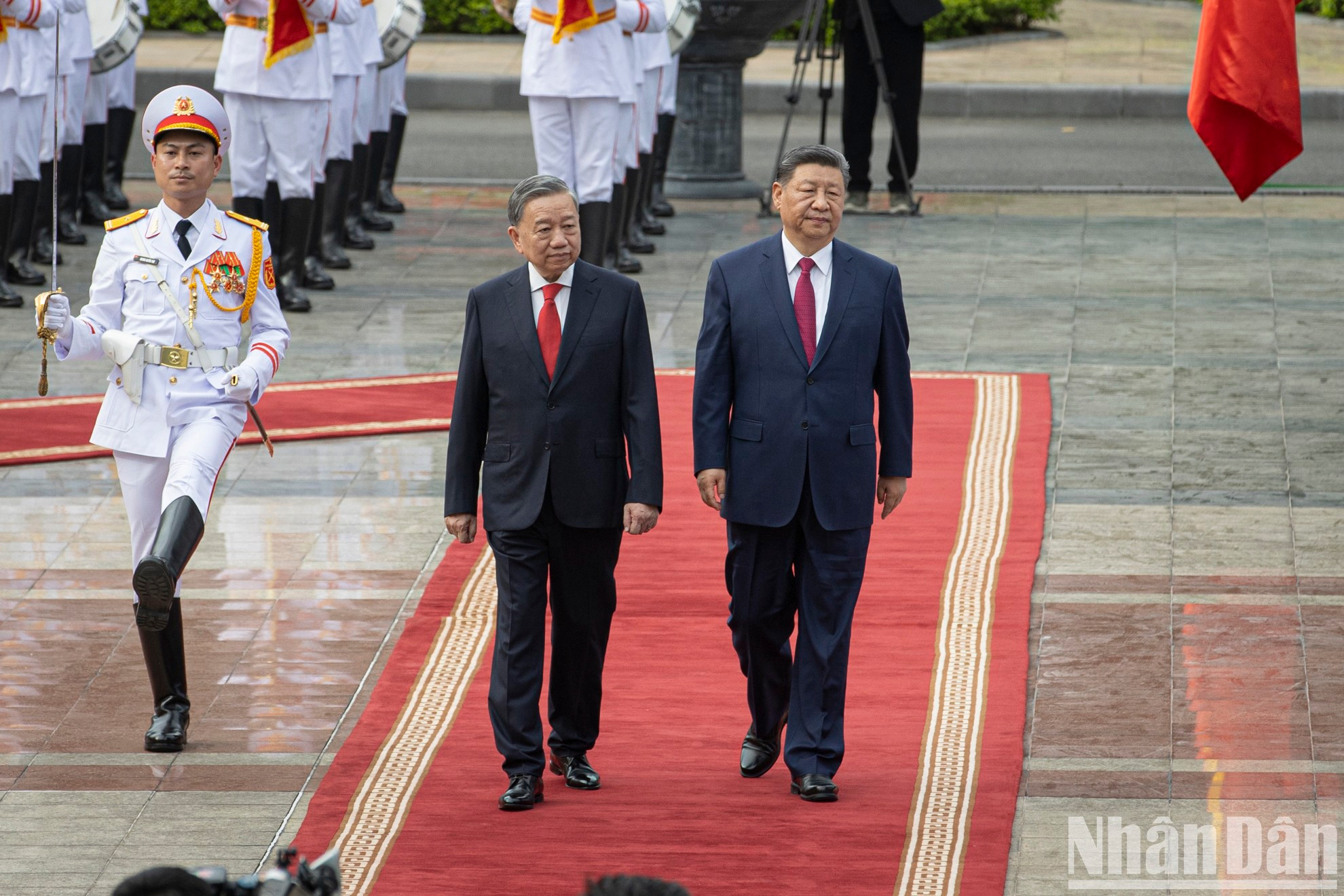 Генеральный секретарь ЦК КПВ То Лам и Генеральный секретарь ЦК КПК, Председатель Китая Си Цзиньпин обходят строй почетного караула Вьетнамской народной армии. Генеральный секретарь ЦК КПВ То Лам и Генеральный секретарь ЦК КПК, Председатель Китая Си Цзиньпин обходят строй почетного караула Вьетнамской народной армии.
