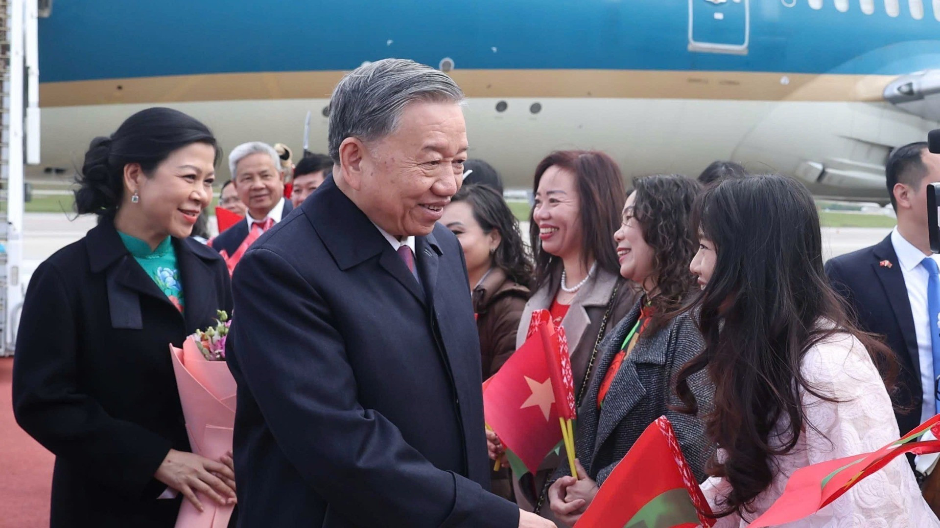 Представители вьетнамской общины в Беларуси встречают Генерального секретаря ЦК КПВ То Лама и его супругу в международном аэропорту Минска. Фото: ВИА