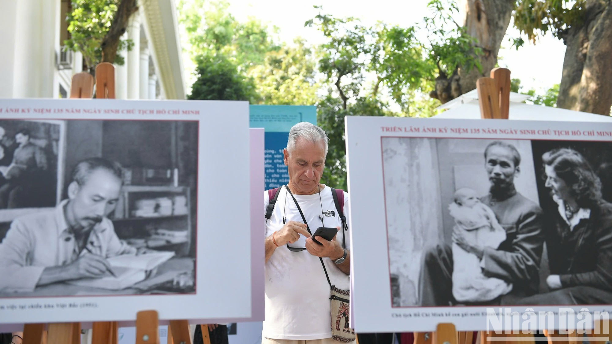 Жильбер изучает информацию о Хо Ши Мине на выставке. Жильбер изучает информацию о Хо Ши Мине на выставке.