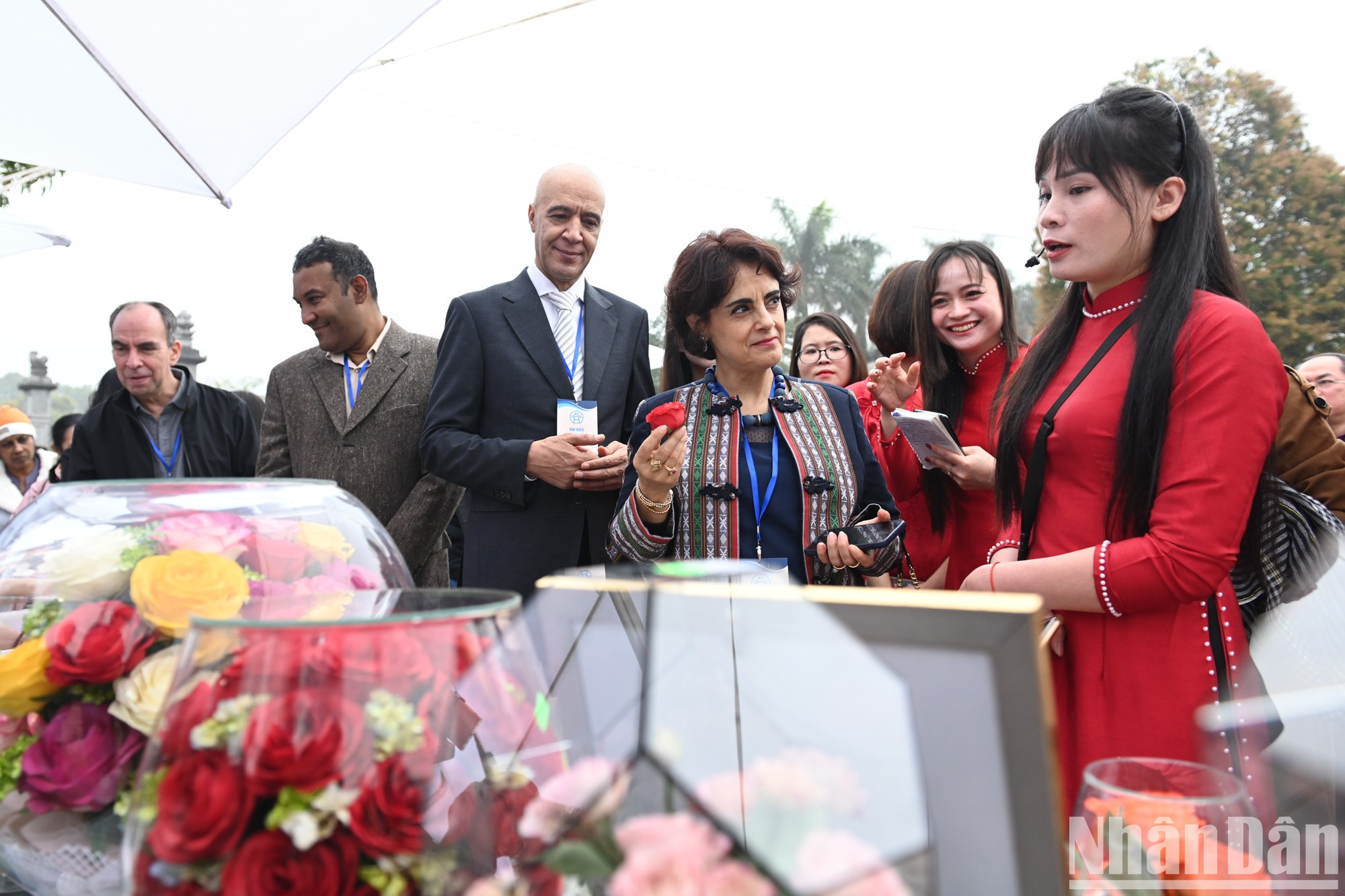 Послы и супруги наблюдают за бессмертником прицветниковым.