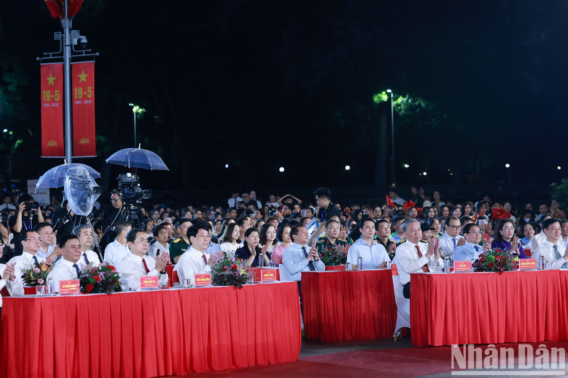 Генеральный секретарь ЦК КПВ То Лам, руководители Партии и Государства, а также делегаты на мероприятии.