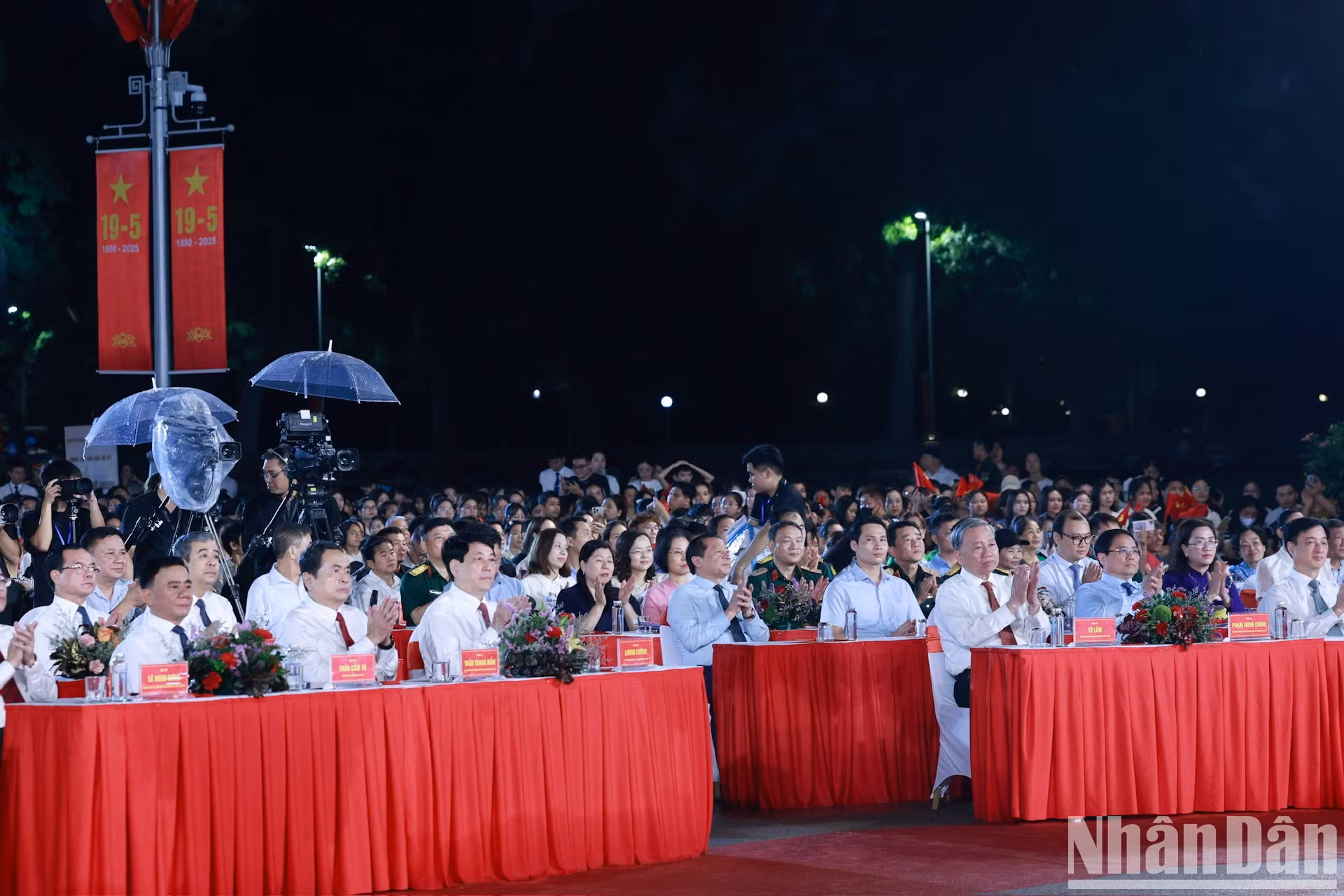 Генеральный секретарь ЦК КПВ То Лам, руководители Партии и Государства, а также делегаты на мероприятии.
