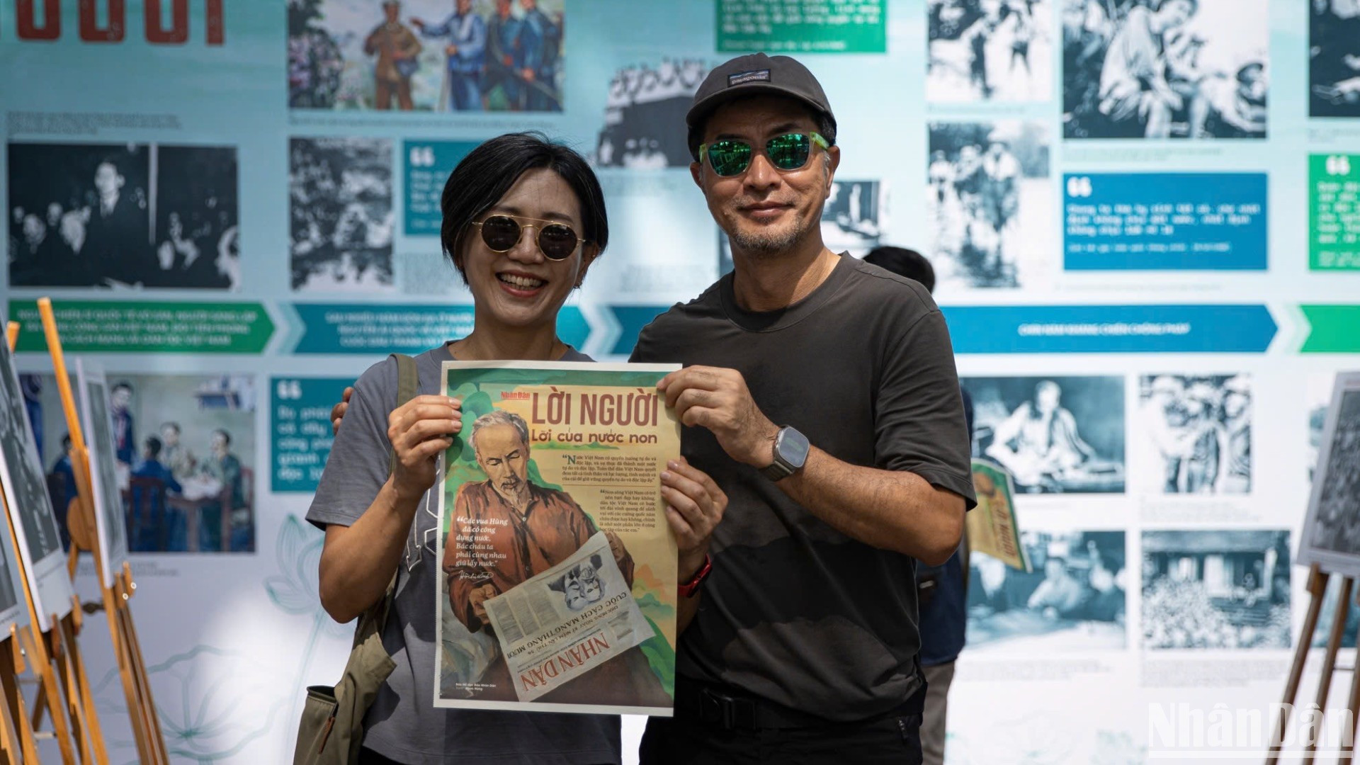 Господин HB Рю и его супруга держат в руках специальный выпуск газеты «Нянзан». Фото: Шон Тунг Господин HB Рю и его супруга держат в руках специальный выпуск газеты «Нянзан». Фото: Шон Тунг