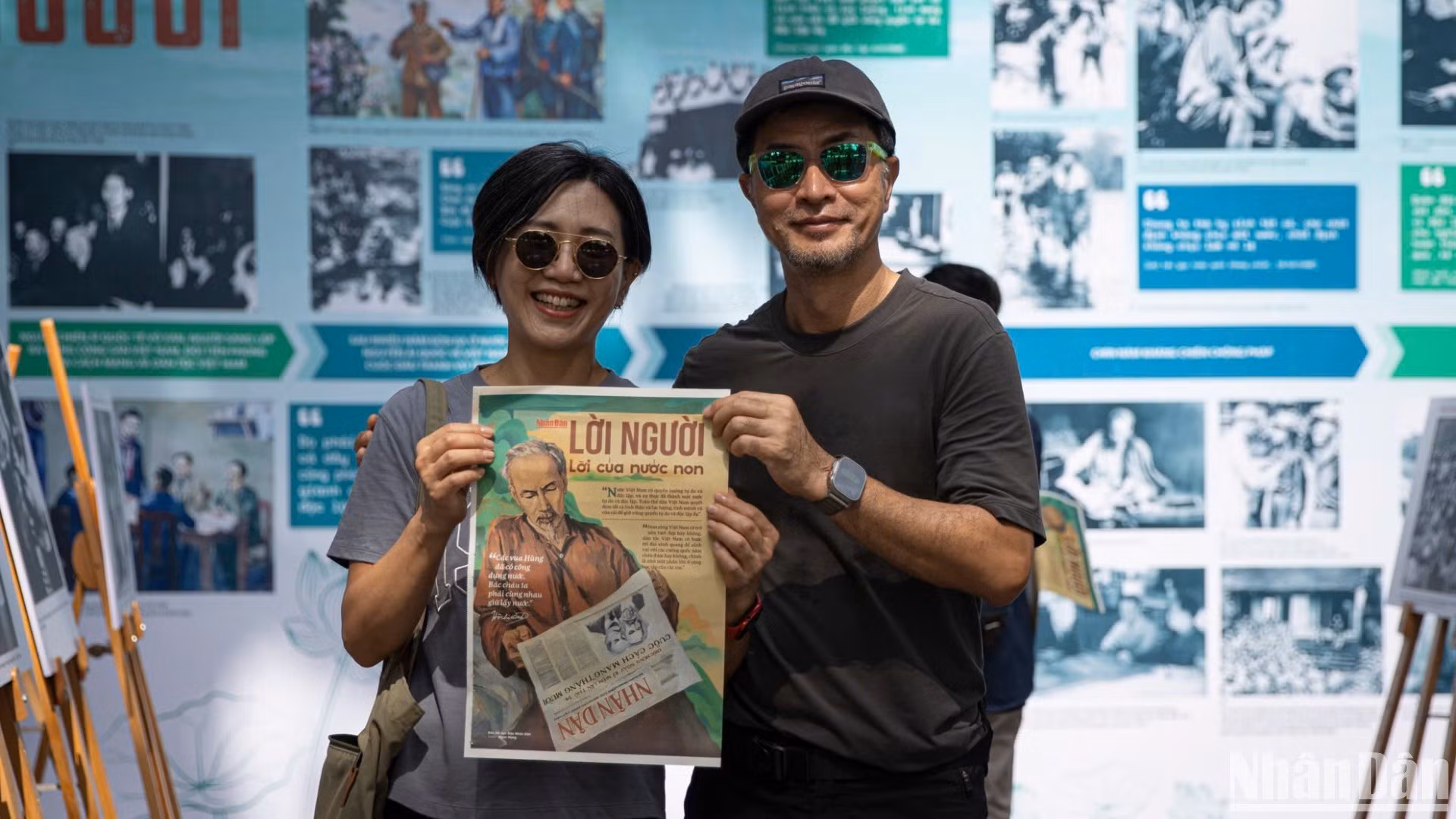 Господин HB Рю и его супруга держат в руках специальный выпуск газеты «Нянзан». Фото: Шон Тунг