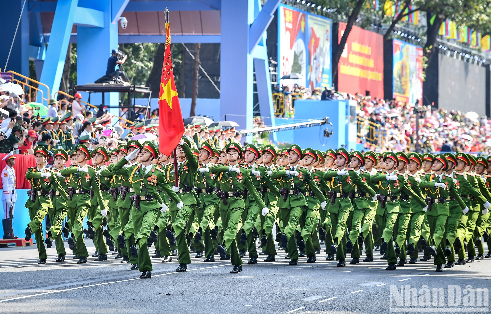 Парадная коробка офицеров народной полиции. Парадная коробка офицеров народной полиции.