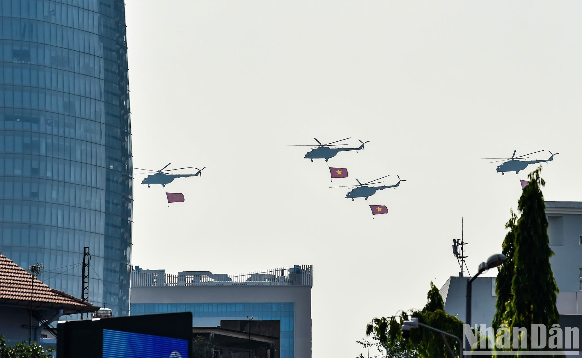 Вертолеты Ми-8 и Ми-17 с флагами Партии и Государства пролетают над трибуной. Вертолеты Ми-8 и Ми-17 с флагами Партии и Государства пролетают над трибуной.