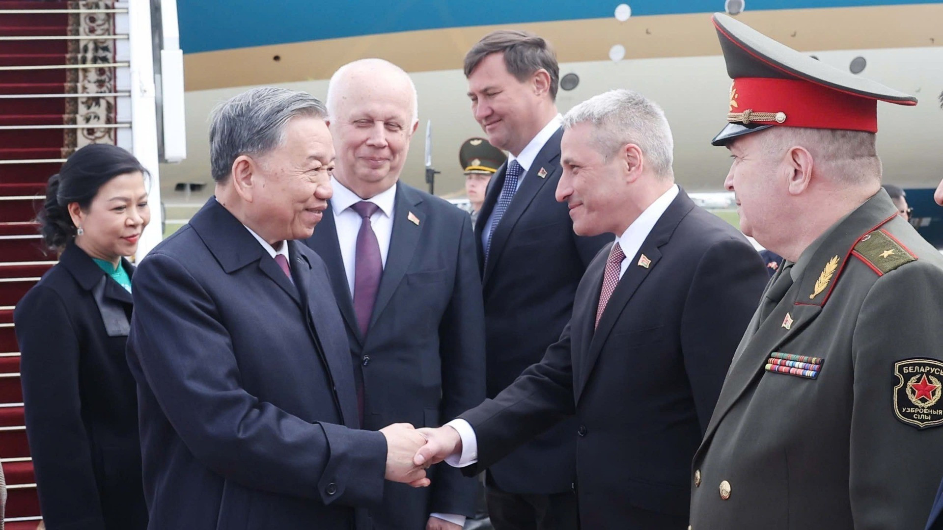 Белорусские официальные лица встречают Генерального секретаря ЦК КПВ То Лама и его супругу в международном аэропорту Минска. Фото: ВИА