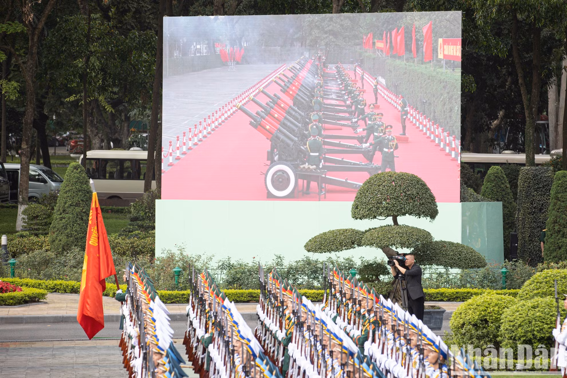 Был произведен 21 пушечный выстрел в честь государственного визита Генерального секретаря ЦК КПК, Председателя Китая Си Цзиньпина.