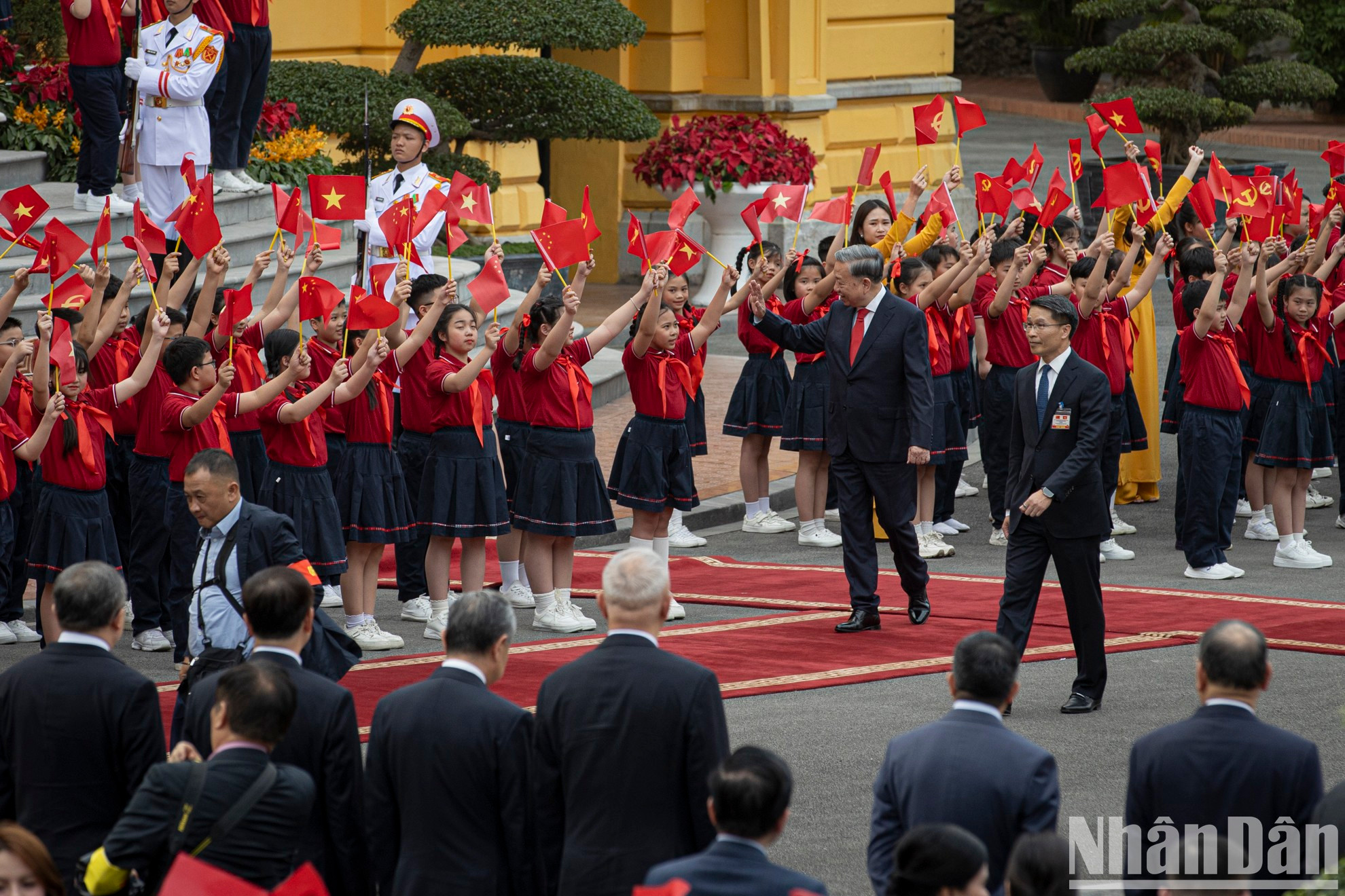 Генеральный секретарь ЦК КПВ То Лам машет рукой столичным детям. Генеральный секретарь ЦК КПВ То Лам машет рукой столичным детям.