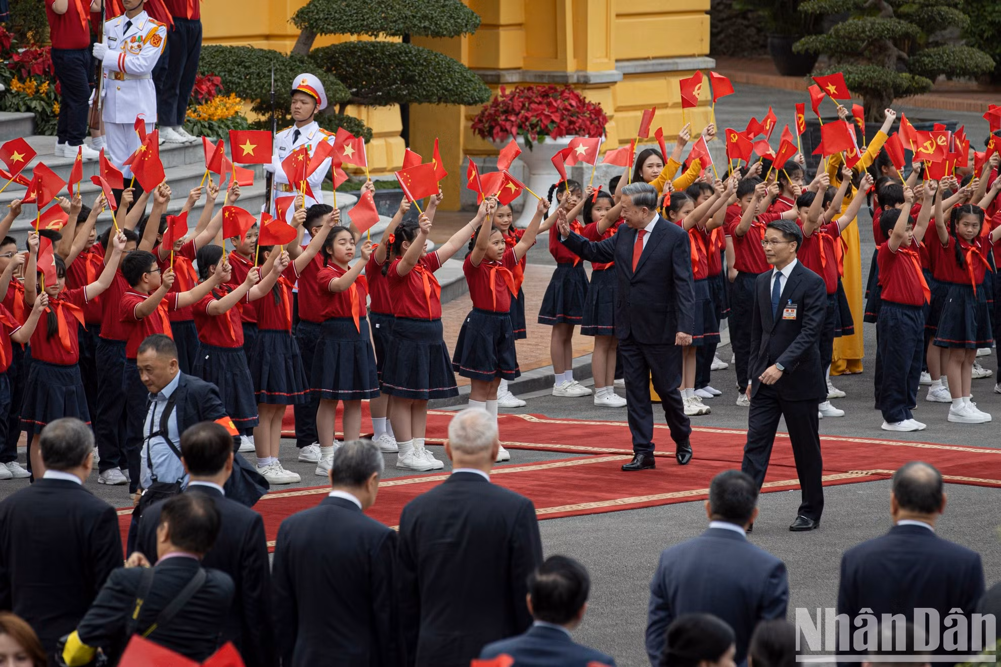 Генеральный секретарь ЦК КПВ То Лам машет рукой столичным детям.