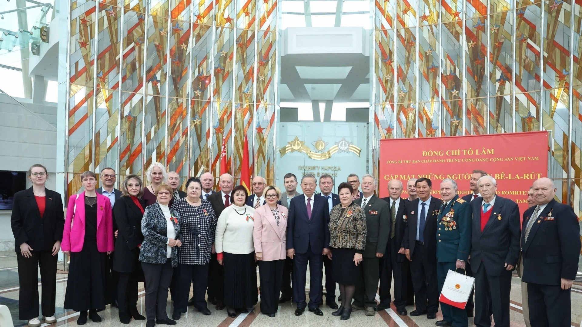 Генеральный секретарь ЦК КПВ То Лам фотографируется с бывшими военнослужащими, специалистами и друзьями Беларуси, внёсшими значительный вклад в поддержку Вьетнама. Фото: ВИА Генеральный секретарь ЦК КПВ То Лам фотографируется с бывшими военнослужащими, специалистами и друзьями Беларуси, внёсшими значительный вклад в поддержку Вьетнама. Фото: ВИА