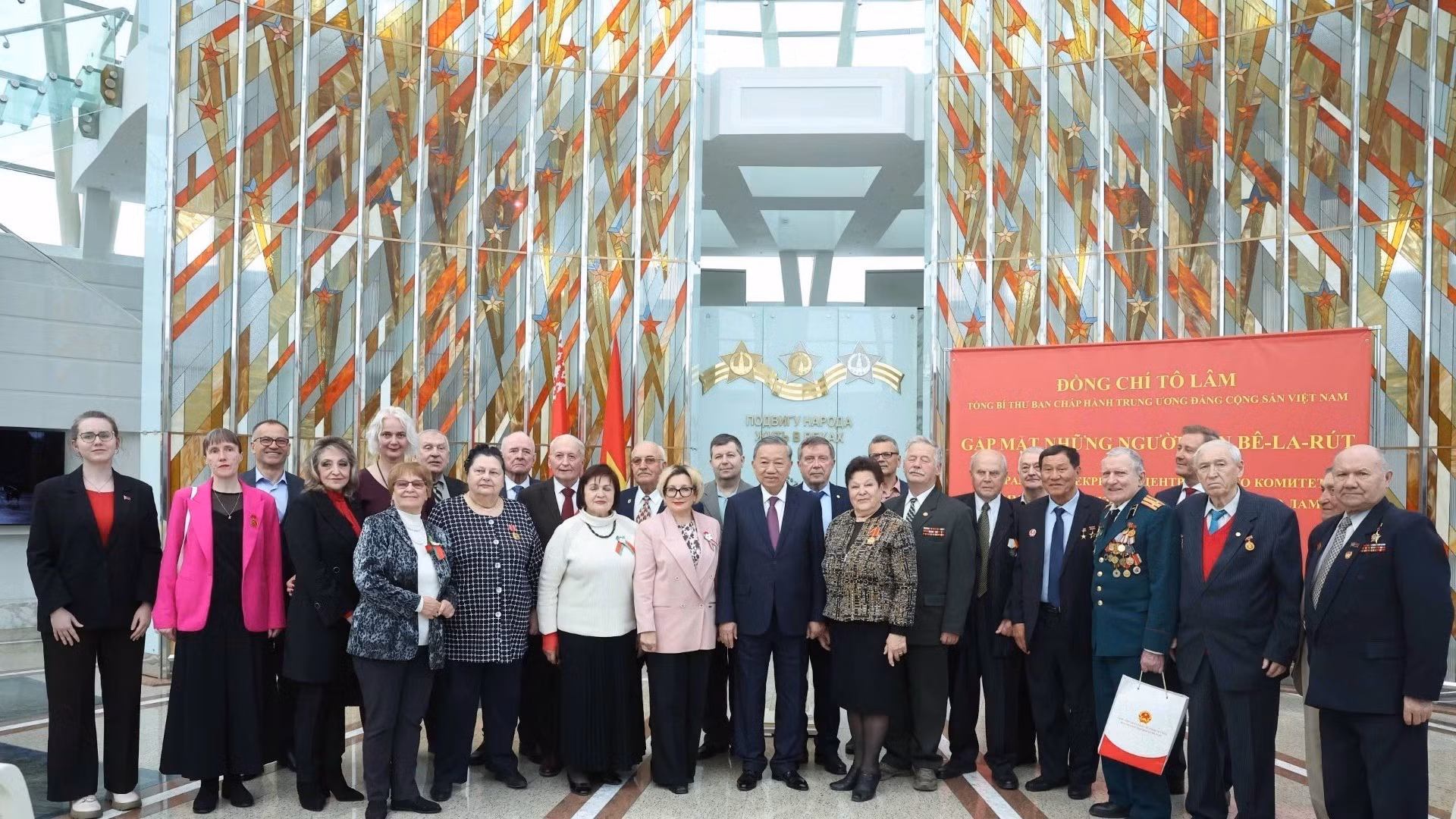 Генеральный секретарь ЦК КПВ То Лам фотографируется с бывшими военнослужащими, специалистами и друзьями Беларуси, внёсшими значительный вклад в поддержку Вьетнама. Фото: ВИА