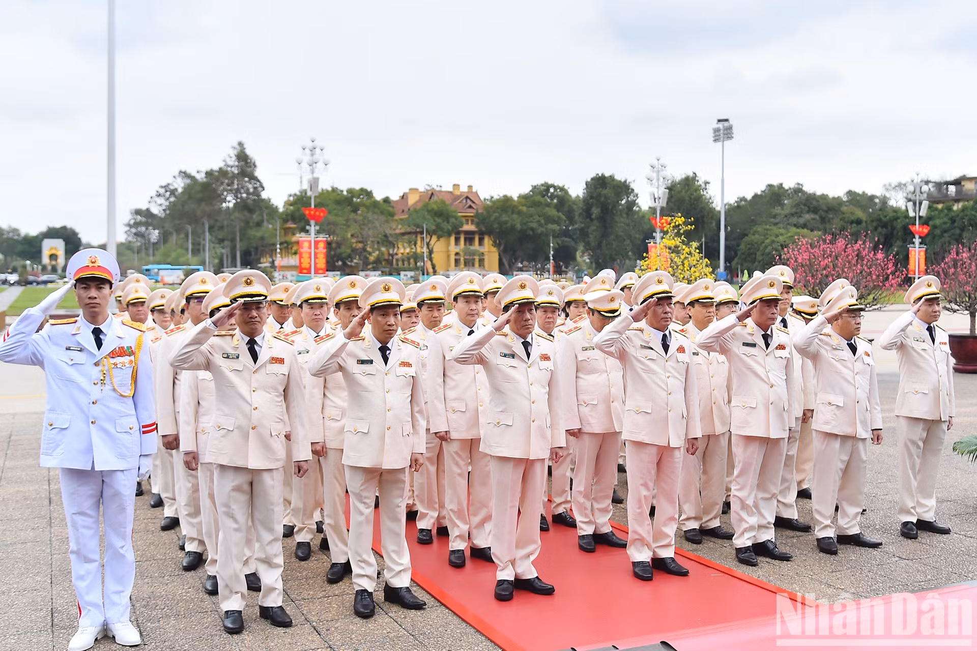 Делегация Центрального парткома Сил общественной безопасности, Министерства общественной безопасности посещает Мавзолей Президента Хо Ши Мина.