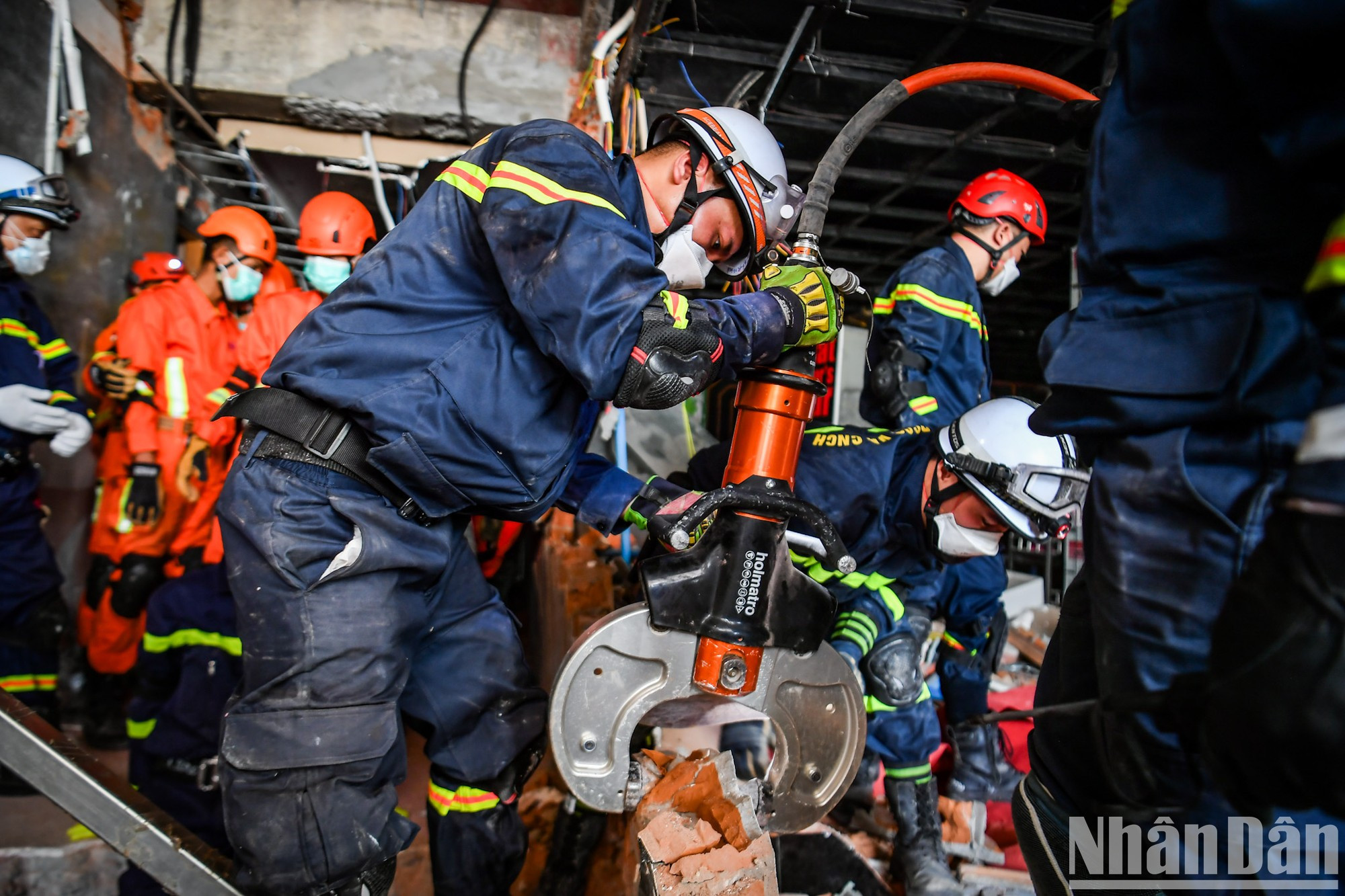 В процессе работы используется современное гидравлическое оборудование, позволяющее минимизировать возможные вибрации. В процессе работы используется современное гидравлическое оборудование, позволяющее минимизировать возможные вибрации.