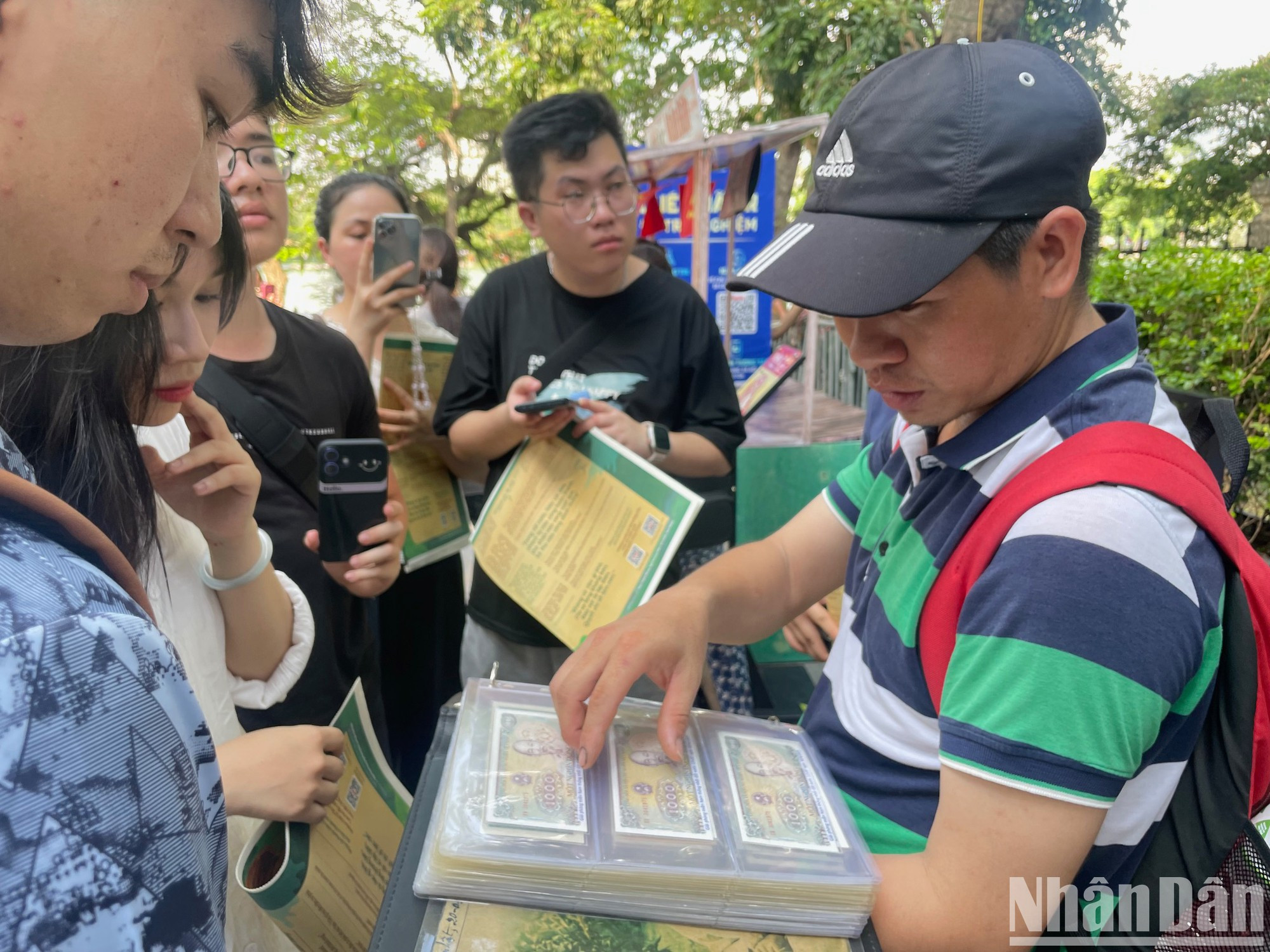 Чан Динь Винь рассказывает о своей коллекции заинтересованным молодым людям. Чан Динь Винь рассказывает о своей коллекции заинтересованным молодым людям.