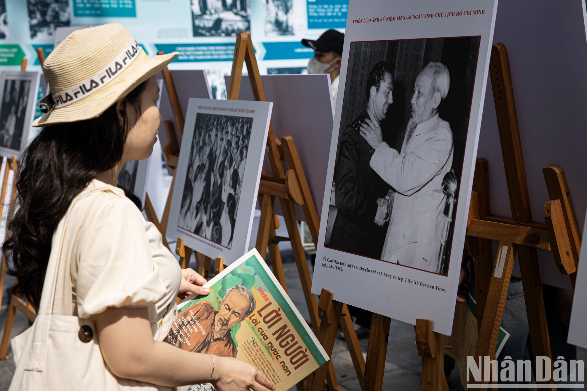 Выставка, проходящая в открытом пространстве головного офиса газеты «Нянзан», представляет собой не только культурное событие, но и глубокое политическое мероприятие, содействующее популяризации идеологии Президента Хо Ши Мина среди широкой аудитории. Выставка, проходящая в открытом пространстве головного офиса газеты «Нянзан», представляет собой не только культурное событие, но и глубокое политическое мероприятие, содействующее популяризации идеологии Президента Хо Ши Мина среди широкой аудитории.