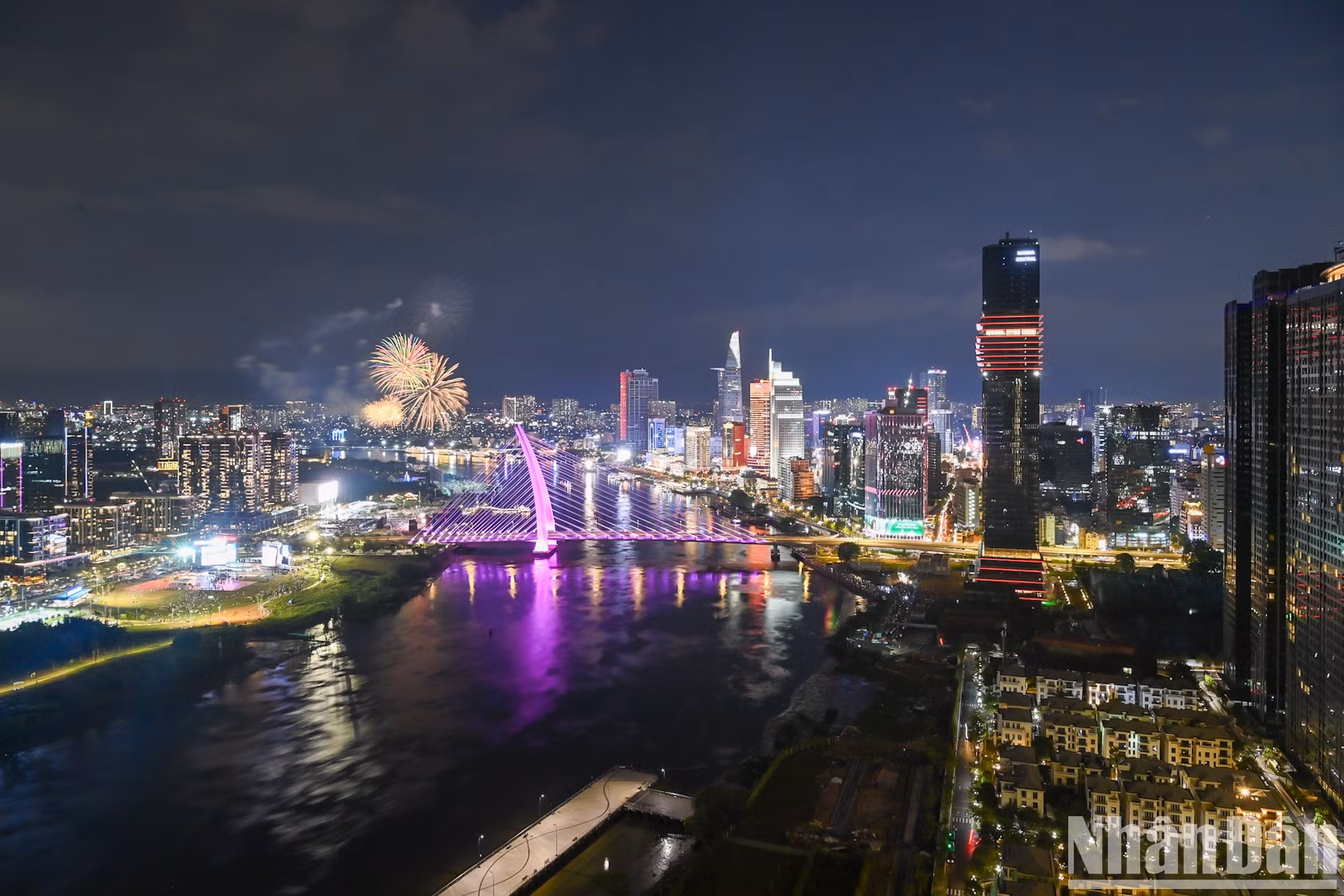 Эти мероприятия являются частью серии событий под общим названием «Цвета города, носящего имя Дядюшки Хо». Площадка для запуска фейерверков была размещена в парке у реки Сайгон (город Тхудык).