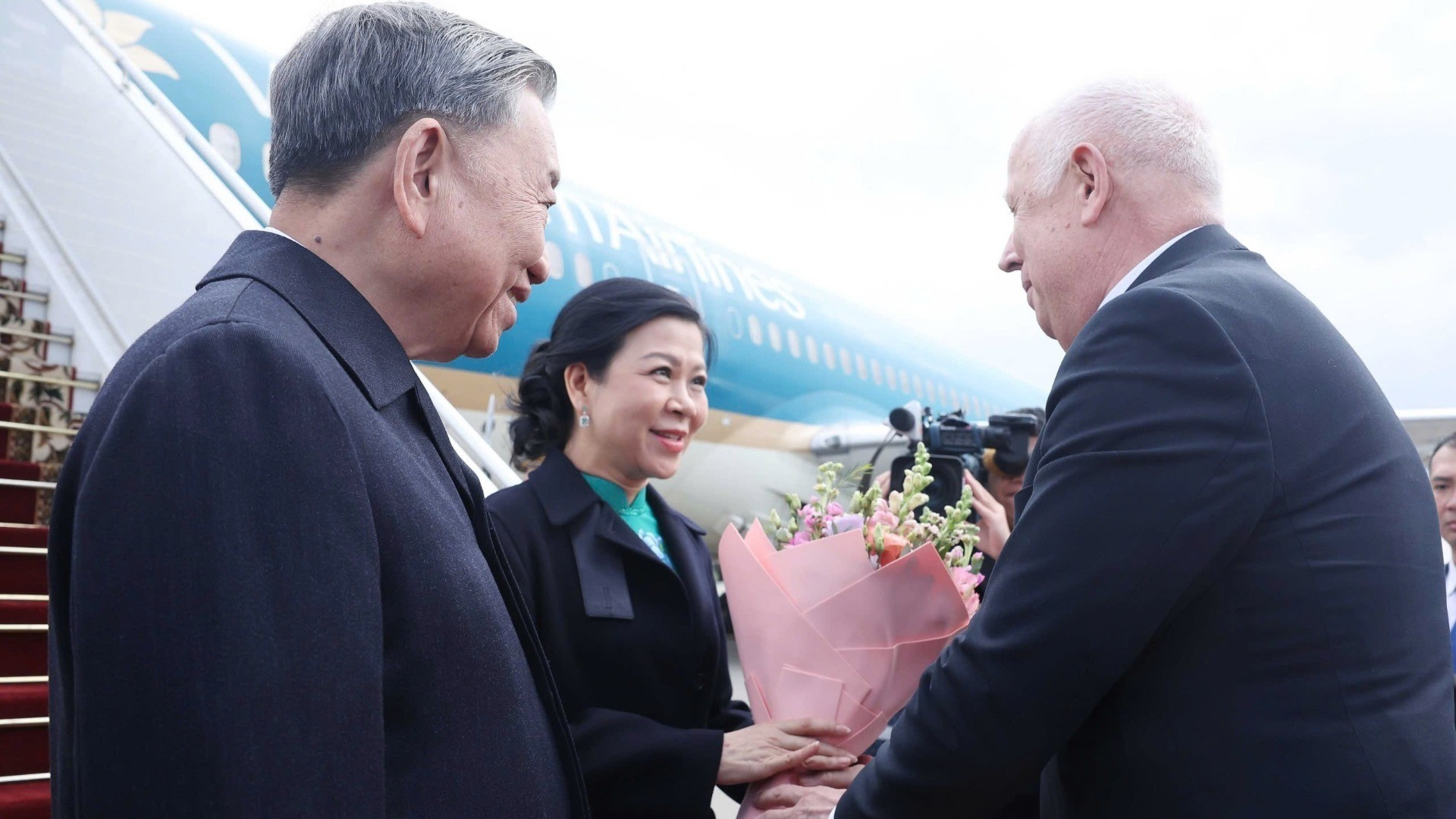 Заместитель премьер-министра Беларуси Анатолий Сивак встречает Генерального секретаря ЦК КПВ То Лама и его супругу в международном аэропорту Минска. Фото: ВИА