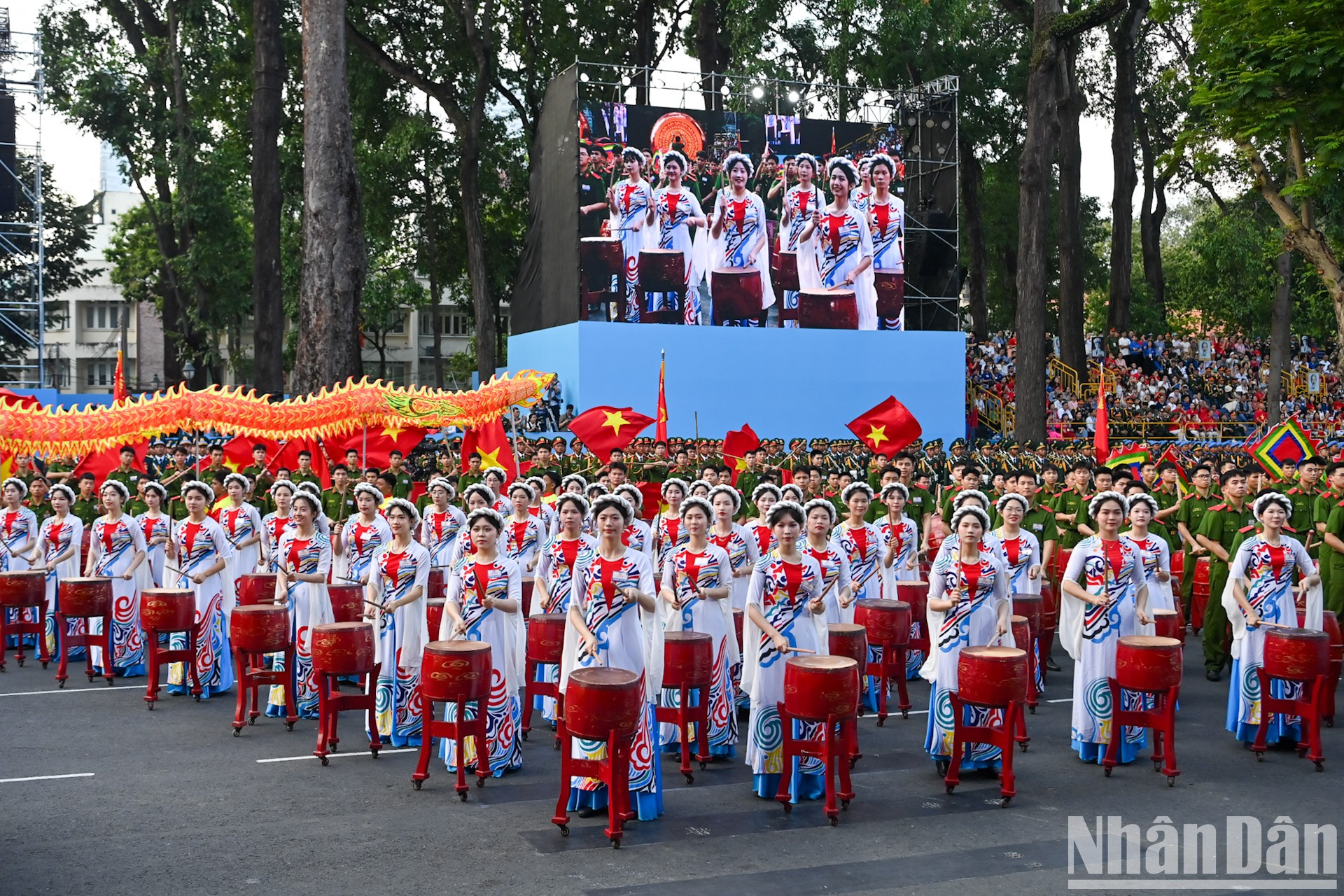 Выступление барабанщиков Академии народной полиции с номером «Эпопея великой победы». Выступление барабанщиков Академии народной полиции с номером «Эпопея великой победы».