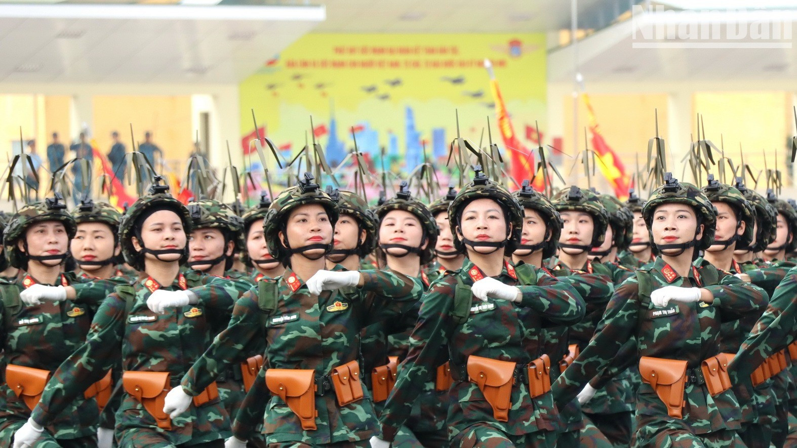 Парадная коробка женщин-сотрудников службы информации. Парадная коробка женщин-сотрудников службы информации.