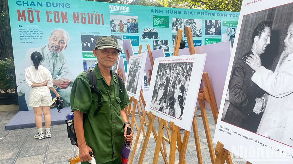 Господин Нгуен Тхань Конг был тронут, увидев, сколько молодых людей пришли на выставку. Господин Нгуен Тхань Конг был тронут, увидев, сколько молодых людей пришли на выставку.