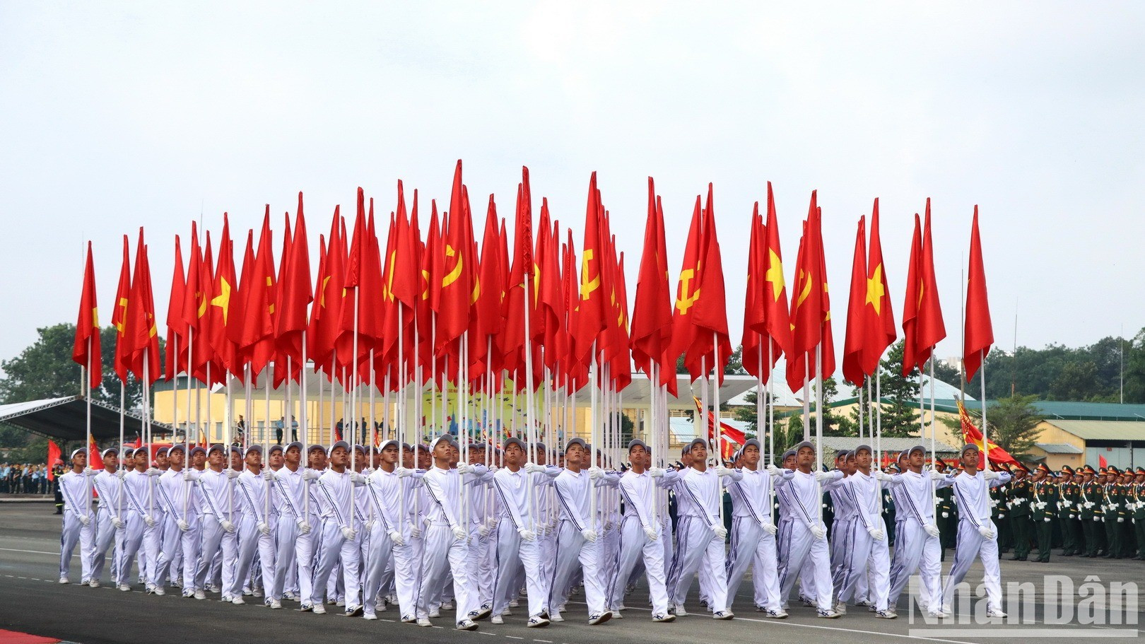 Знаменосцы несут партийный и государственный флаги, открывая программу репетиции. Знаменосцы несут партийный и государственный флаги, открывая программу репетиции.