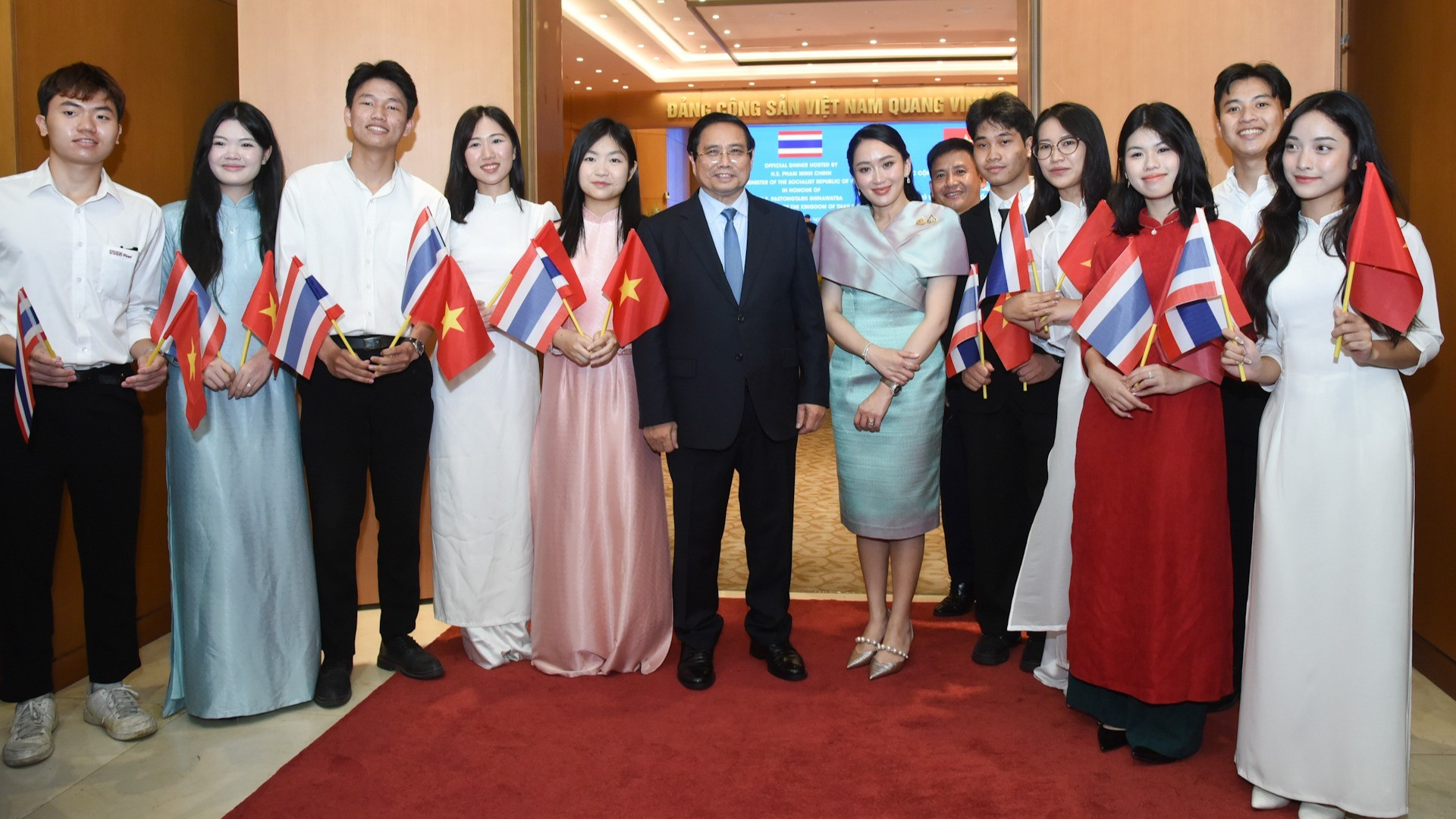 Премьер-министр Фам Минь Тьинь и Премьер-министр Пхетхонгтхан Чинават вместе со студентами.