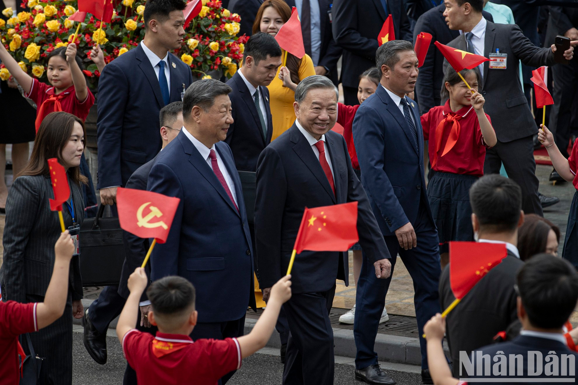 Генеральный секретарь ЦК КПВ То Лам и Генеральный секретарь ЦК КПК, Председатель Китая Си Цзиньпин в Президентской резиденции. Генеральный секретарь ЦК КПВ То Лам и Генеральный секретарь ЦК КПК, Председатель Китая Си Цзиньпин в Президентской резиденции.
