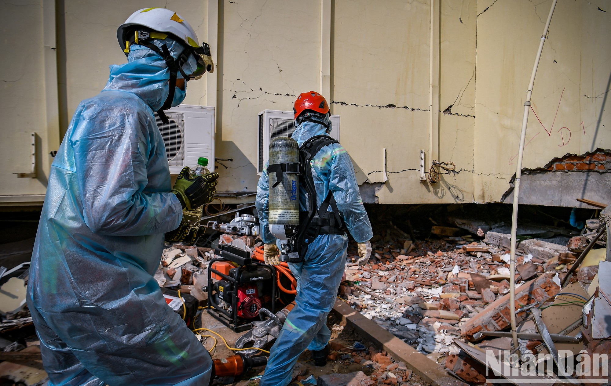 С полной экипировкой сотрудники идту глубже в районы, где находятся жертвы. С полной экипировкой сотрудники идту глубже в районы, где находятся жертвы.