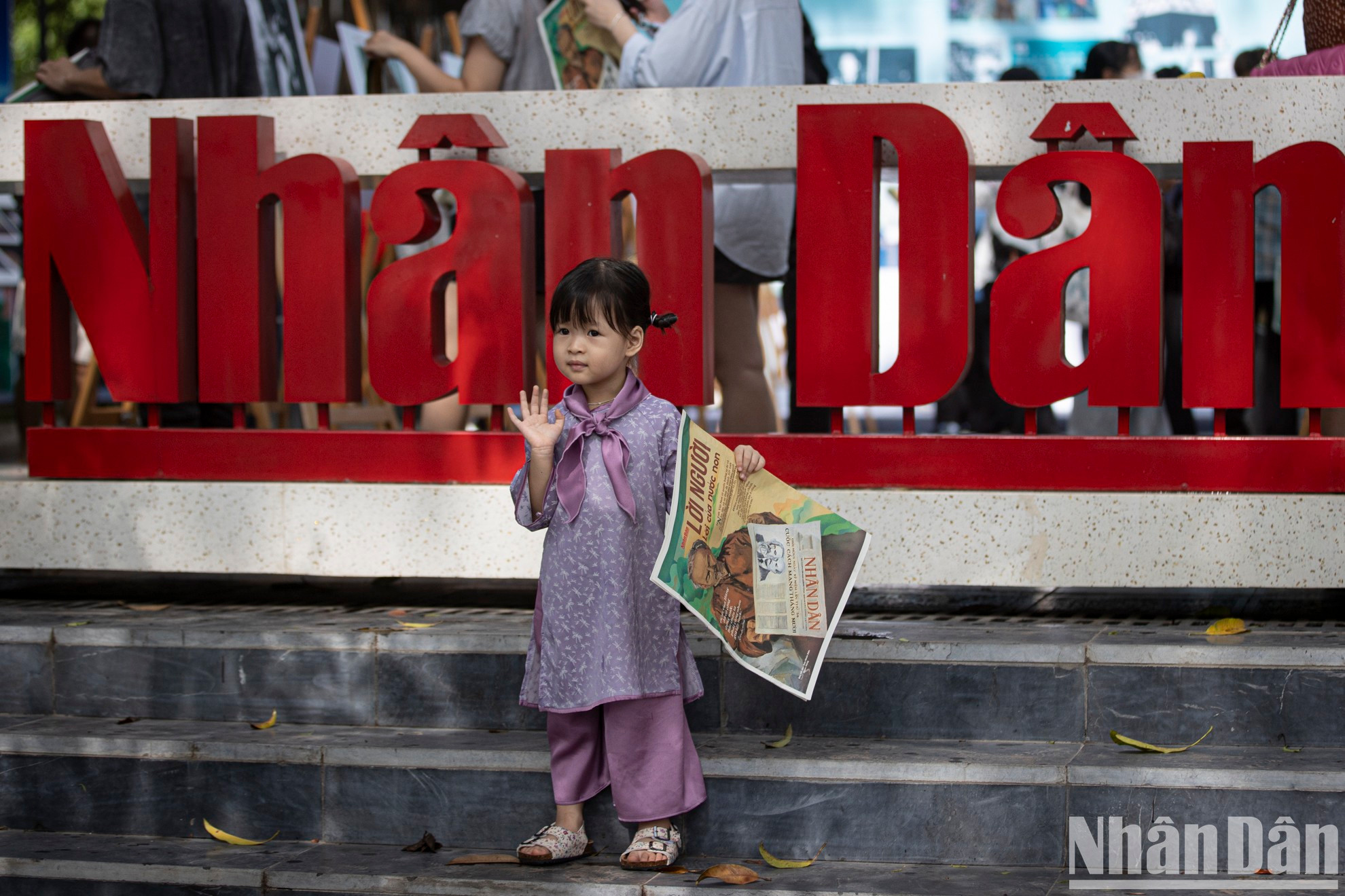Выставка «Сияющее имя Дядюшки Хо» и презентация специального выпуска газеты «Нянзан в конце недели», организованные по случаю 135-летия со дня рождения Президента Хо Ши Мина, вызвали большой интерес у публики. Выставка «Сияющее имя Дядюшки Хо» и презентация специального выпуска газеты «Нянзан в конце недели», организованные по случаю 135-летия со дня рождения Президента Хо Ши Мина, вызвали большой интерес у публики.