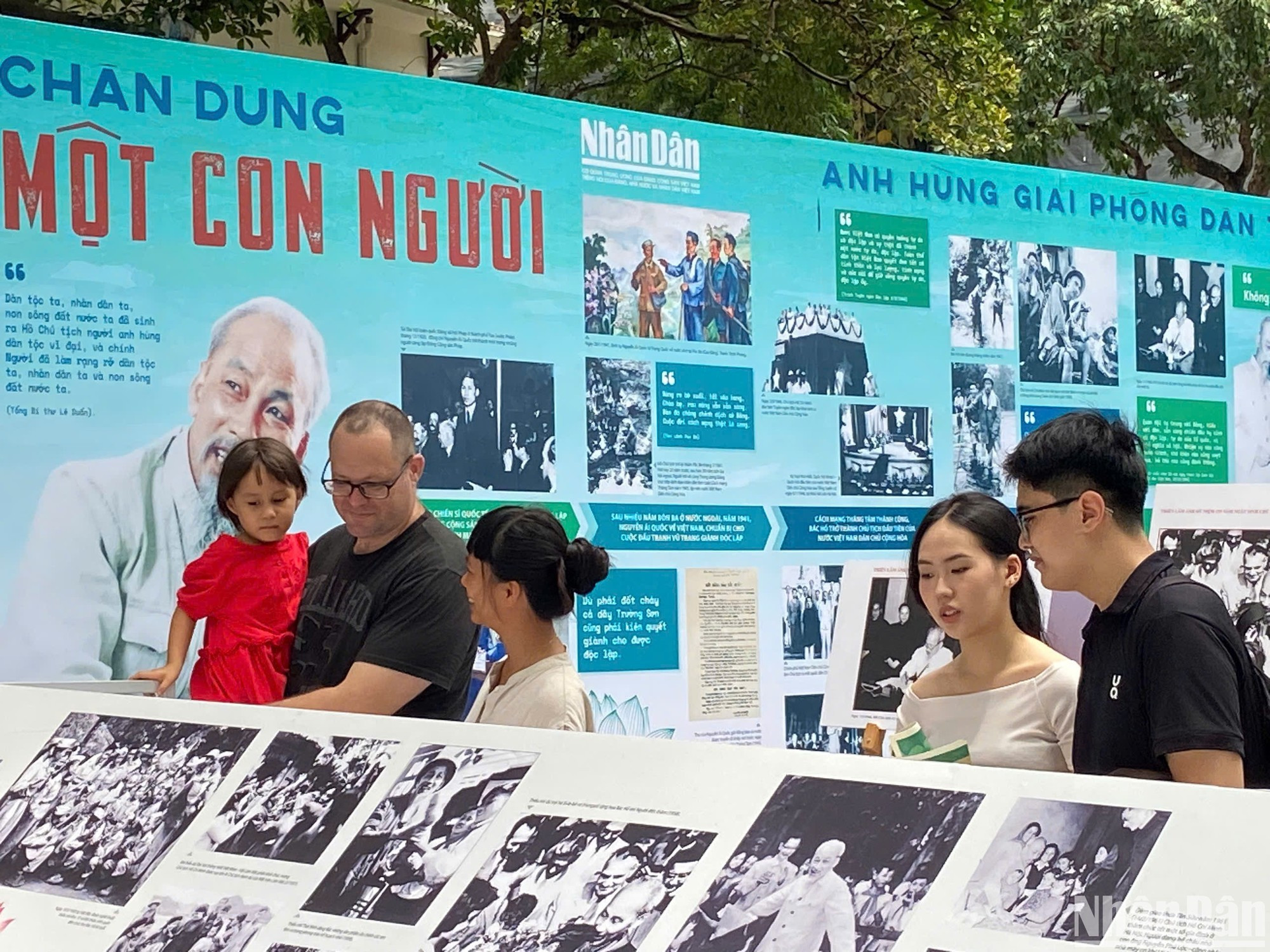 Выставка вызывает большой интерес у туристов. Выставка вызывает большой интерес у туристов.