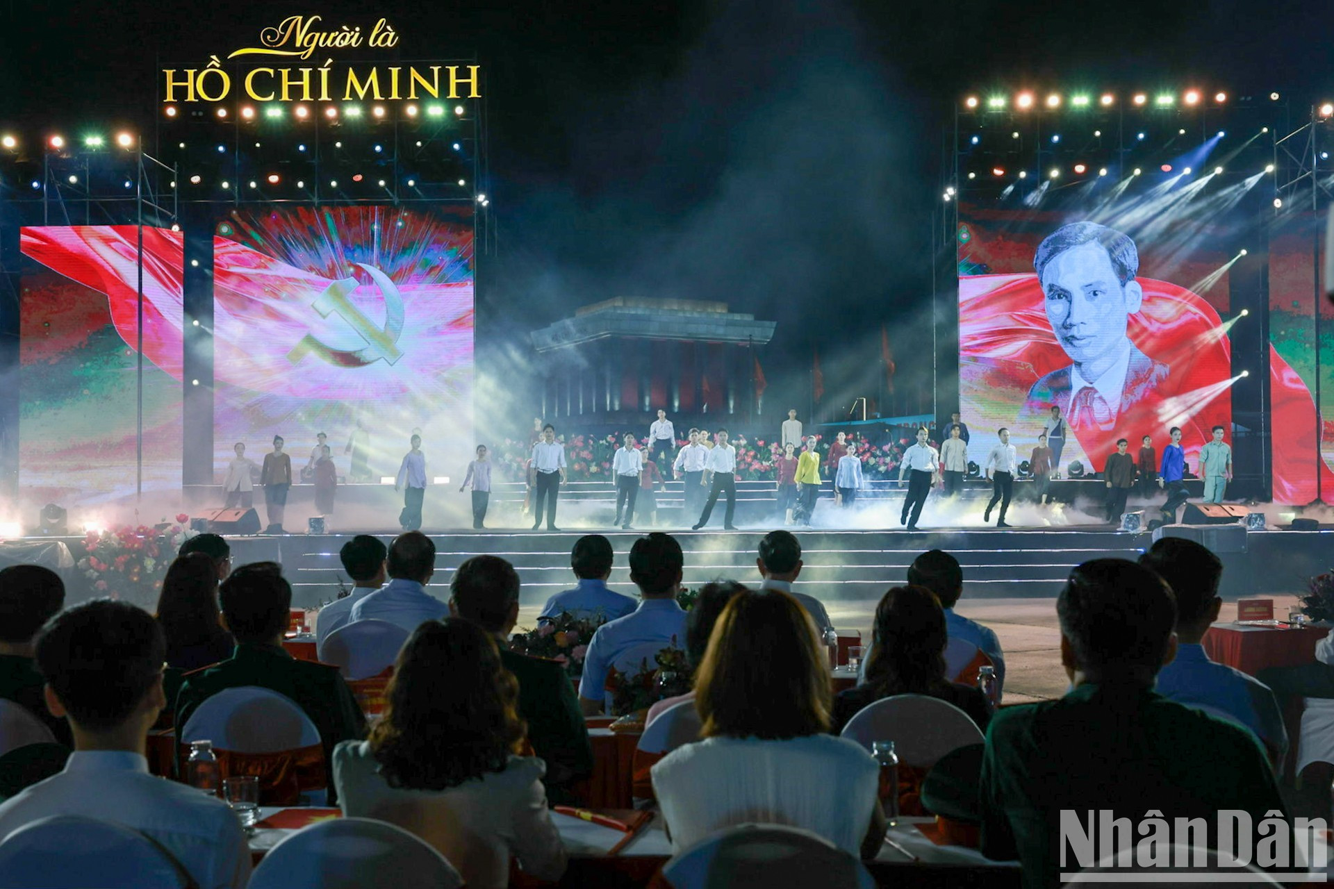 Художественные номера были тщательно поставлены, объединяя традиционные и современные элементы — вокально-танцевальные выступления, театрализованные сцены и технологии 3D mapping, что подчёркивало ключевые моменты и делало программу особенно выразительной.